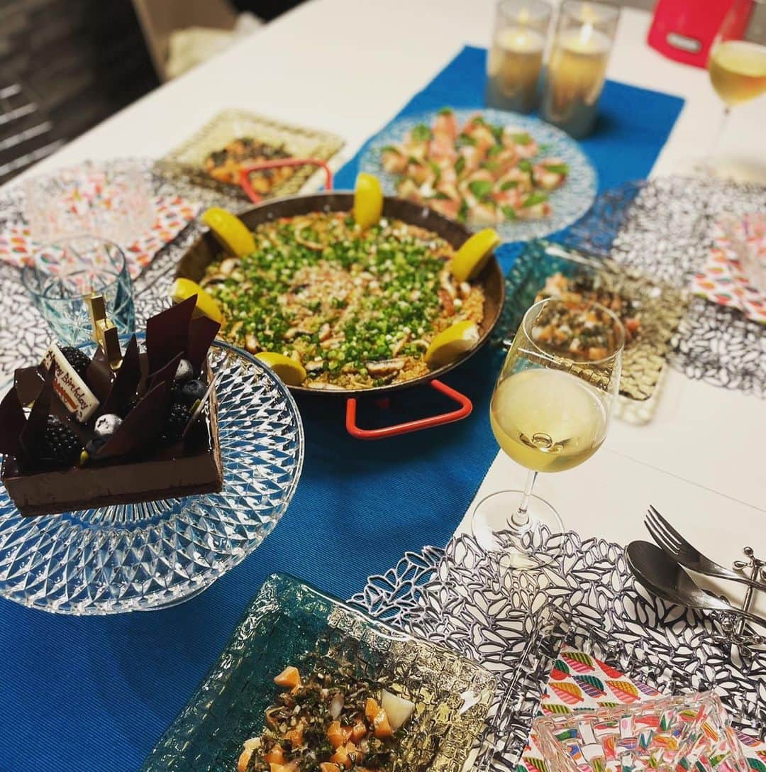 のインスタグラム：「息子の11歳の誕生日🎂  海から戻ってきてケーキを取りに行ったり買い出しに行ってバタバタでしたが、無事にお祝いすることができました。 メニューは 鰻のパエリア（小ネギや茗荷たっぷり） 桃と生ハム（バジル🌿でも良いのですが、今日はミントでより爽やかに） 鮭とつぶ貝のカルパッチョ（ディルやオリーブ、茗荷などと合わせて） ケーキはアサコイワヤナギでお願いしました。息子はピスタチオのケーキと迷ったようですが、今回はチョコとナッツのものです。  香草も大好きな、かなり大人味覚の息子。 勢いよく美味しい美味しいって食べてくれました。 『お母さんのお料理が一番！』という嬉しい言葉を貰いました😄  #鰻のパエリア#桃と生ハム#カルパッチョ#アサコイワヤナギのケーキ #大人味覚の小学生 #11歳のお誕生日 #男の子子育て奮闘中 #ママ11年 #誕生日料理」