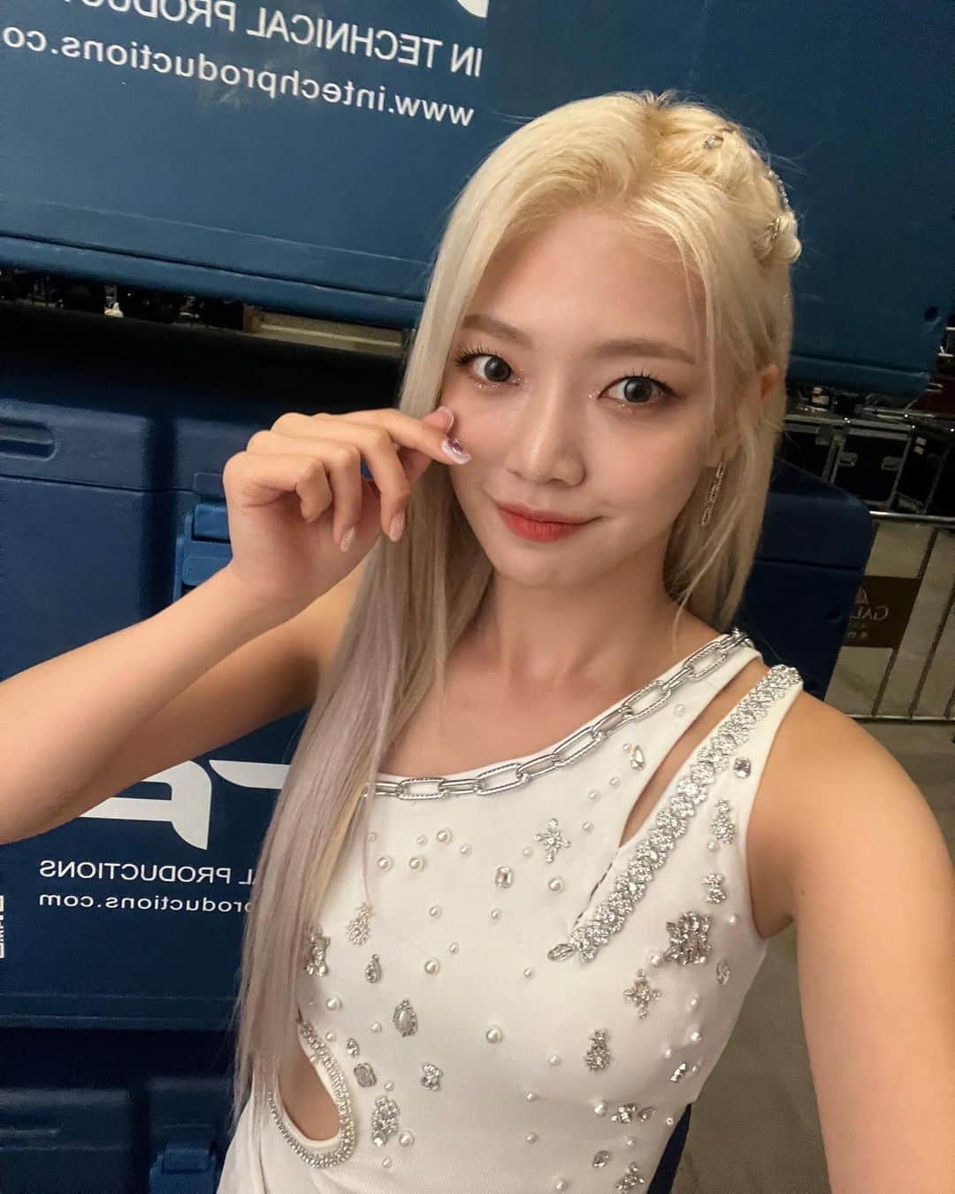 EVERGLOWのインスタグラム：「[📸Today EVERGLOW]   23.07.22 #YHfamilyconcert2023  오늘의 에버글로우💜  #EVERGLOW #에버글로우 #이유 #시현 #미아 #온다 #아샤 #이런」