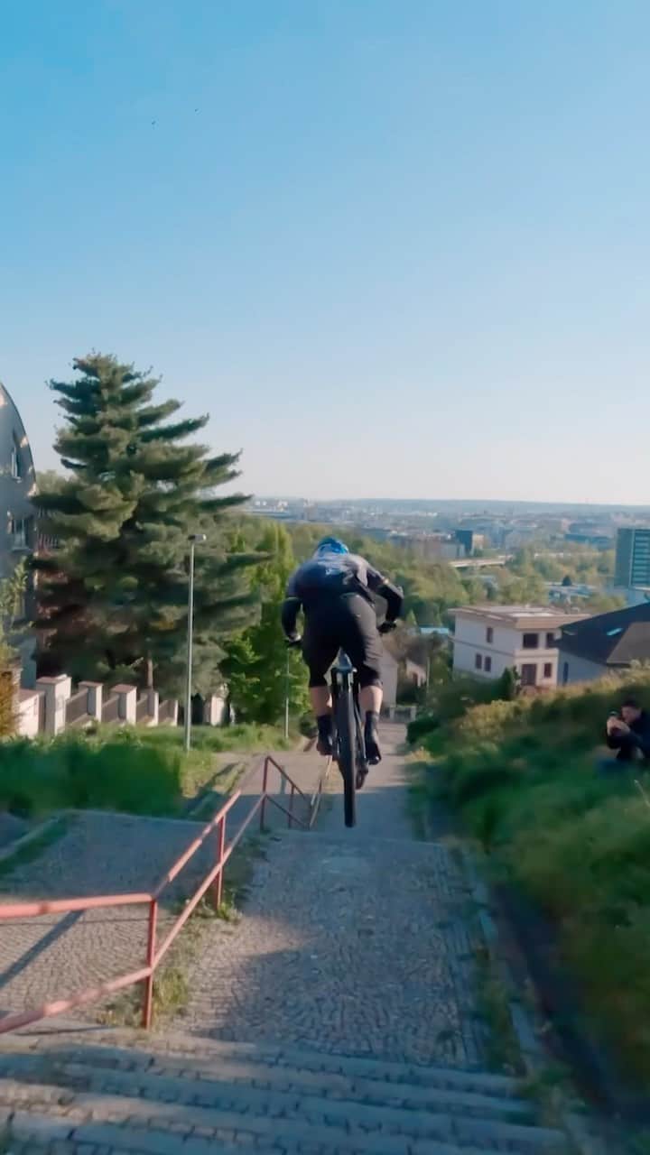 レッドブルのインスタグラム：「how to ride a bike: a step-by-step guide 😏  🚴: @tomasslavik63   #redbull #givesyouwiiings #bike #MTB」