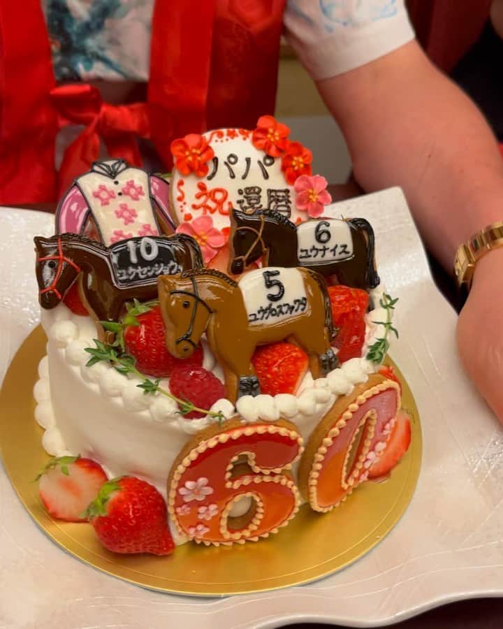 清里千聖のインスタグラム：「. #❤️  父還暦👏🏻👏🏻 @atelier_opera さんで素敵なオーダーケーキを お願いしました🐎🎂💕 喜ぶ顔が見られて嬉しいです☺️赤色大好き家族❤️笑 これからも家族の時間を大切に😌🤍 #還暦 #ちゃんちゃんこ #オーダーケーキ #🎂 #🐎」