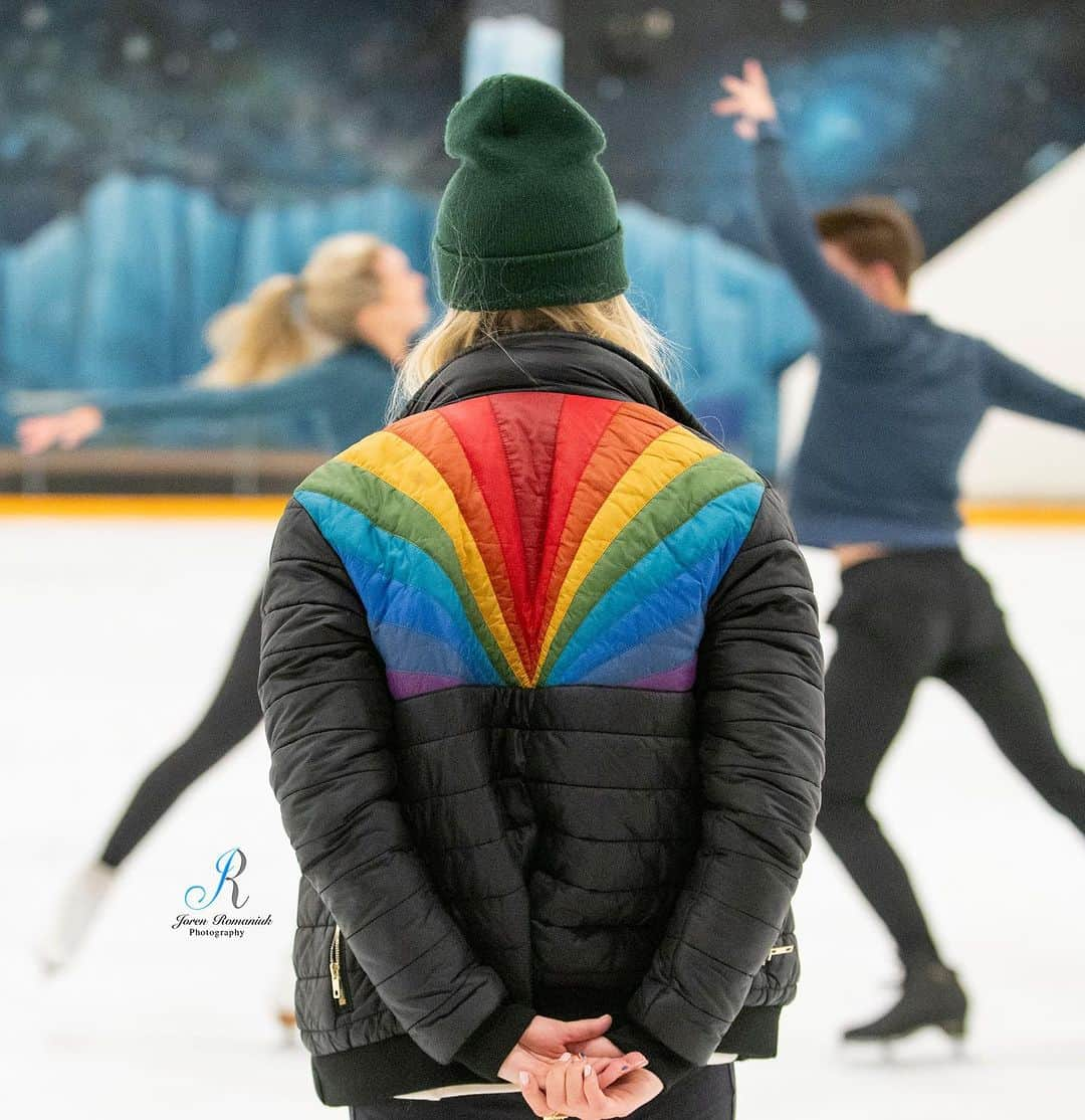 ケイトリン・ウィーバーのインスタグラム：「🇨🇦 I had an inspiring day celebrating all things ice dance in Scarborough, Ontario last week. Canada’s rich legacy of incredible talent and depth continues fiercely, and I’m so excited to see these teams hit the ice this fall!   Thank you @ice.dance.elite.insta skaters, coaches, and team for welcoming me with open minds and hearts. Stay tuned for choreography clips! :)   And thank you @jorenr.photography for capturing these moments (and my antics) so beautifully!   For more information on the local charity I chose for this trip, please visit @sisteringdropin 💜 I’m proud to support a cause that does such important work for women and trans people in need in Toronto.   #icedance #seminar #withglowinghearts」