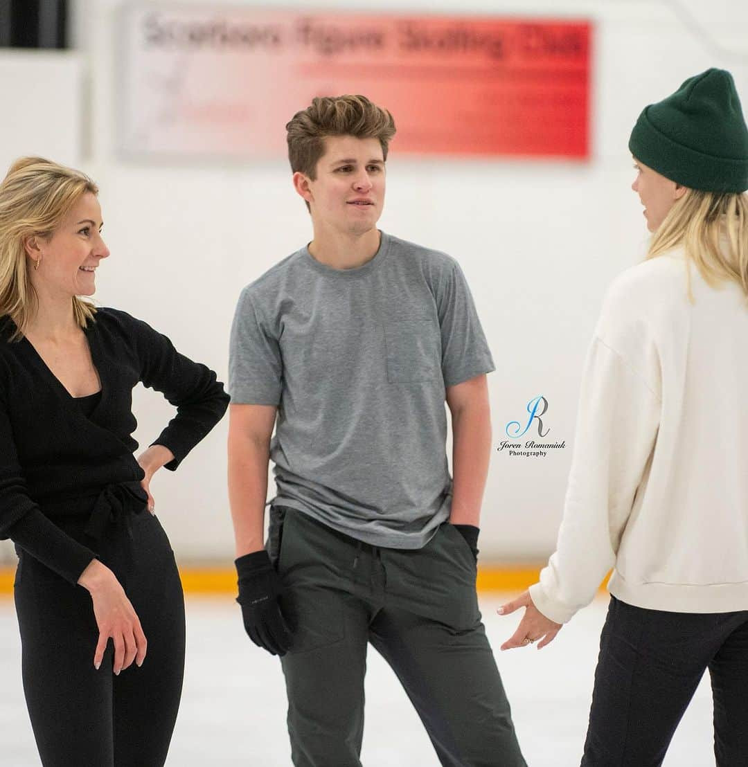 ケイトリン・ウィーバーさんのインスタグラム写真 - (ケイトリン・ウィーバーInstagram)「🇨🇦 I had an inspiring day celebrating all things ice dance in Scarborough, Ontario last week. Canada’s rich legacy of incredible talent and depth continues fiercely, and I’m so excited to see these teams hit the ice this fall!   Thank you @ice.dance.elite.insta skaters, coaches, and team for welcoming me with open minds and hearts. Stay tuned for choreography clips! :)   And thank you @jorenr.photography for capturing these moments (and my antics) so beautifully!   For more information on the local charity I chose for this trip, please visit @sisteringdropin 💜 I’m proud to support a cause that does such important work for women and trans people in need in Toronto.   #icedance #seminar #withglowinghearts」7月22日 23時01分 - ka2sh