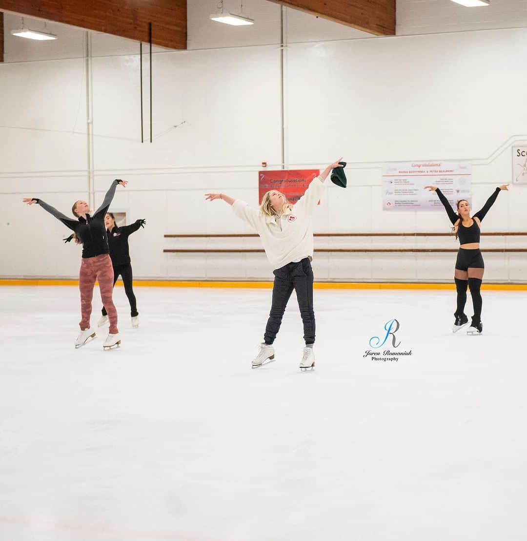 ケイトリン・ウィーバーさんのインスタグラム写真 - (ケイトリン・ウィーバーInstagram)「🇨🇦 I had an inspiring day celebrating all things ice dance in Scarborough, Ontario last week. Canada’s rich legacy of incredible talent and depth continues fiercely, and I’m so excited to see these teams hit the ice this fall!   Thank you @ice.dance.elite.insta skaters, coaches, and team for welcoming me with open minds and hearts. Stay tuned for choreography clips! :)   And thank you @jorenr.photography for capturing these moments (and my antics) so beautifully!   For more information on the local charity I chose for this trip, please visit @sisteringdropin 💜 I’m proud to support a cause that does such important work for women and trans people in need in Toronto.   #icedance #seminar #withglowinghearts」7月22日 23時01分 - ka2sh