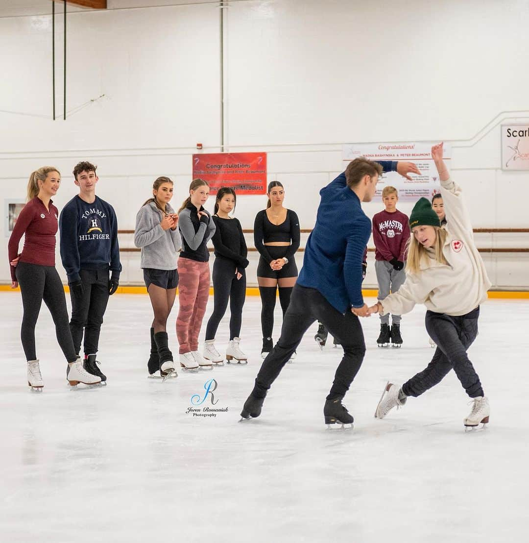 ケイトリン・ウィーバーさんのインスタグラム写真 - (ケイトリン・ウィーバーInstagram)「🇨🇦 I had an inspiring day celebrating all things ice dance in Scarborough, Ontario last week. Canada’s rich legacy of incredible talent and depth continues fiercely, and I’m so excited to see these teams hit the ice this fall!   Thank you @ice.dance.elite.insta skaters, coaches, and team for welcoming me with open minds and hearts. Stay tuned for choreography clips! :)   And thank you @jorenr.photography for capturing these moments (and my antics) so beautifully!   For more information on the local charity I chose for this trip, please visit @sisteringdropin 💜 I’m proud to support a cause that does such important work for women and trans people in need in Toronto.   #icedance #seminar #withglowinghearts」7月22日 23時01分 - ka2sh