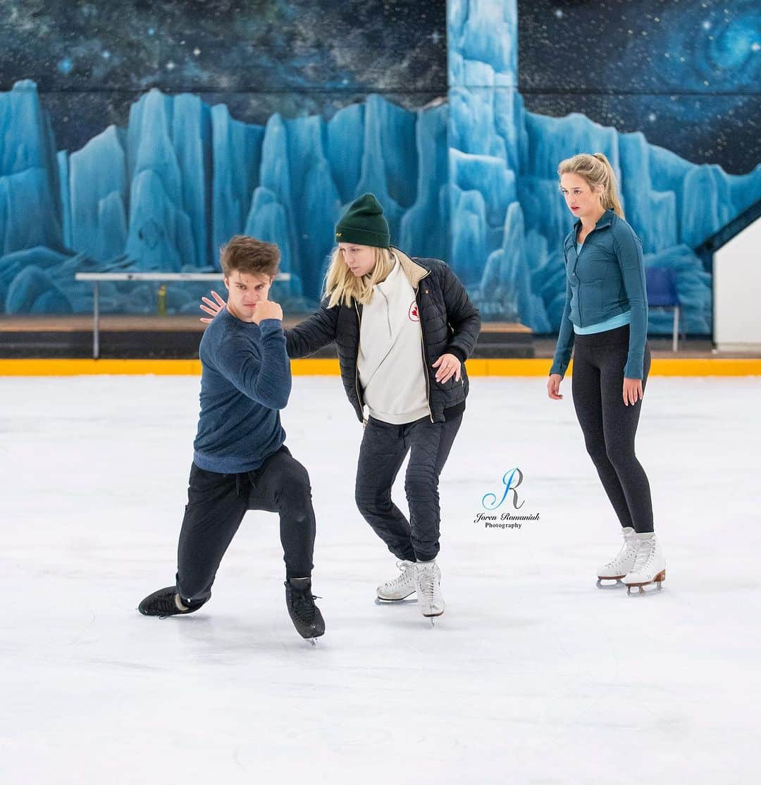 ケイトリン・ウィーバーさんのインスタグラム写真 - (ケイトリン・ウィーバーInstagram)「🇨🇦 I had an inspiring day celebrating all things ice dance in Scarborough, Ontario last week. Canada’s rich legacy of incredible talent and depth continues fiercely, and I’m so excited to see these teams hit the ice this fall!   Thank you @ice.dance.elite.insta skaters, coaches, and team for welcoming me with open minds and hearts. Stay tuned for choreography clips! :)   And thank you @jorenr.photography for capturing these moments (and my antics) so beautifully!   For more information on the local charity I chose for this trip, please visit @sisteringdropin 💜 I’m proud to support a cause that does such important work for women and trans people in need in Toronto.   #icedance #seminar #withglowinghearts」7月22日 23時01分 - ka2sh