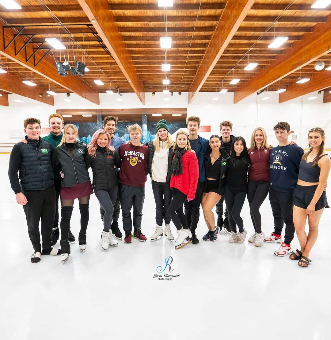 ケイトリン・ウィーバーさんのインスタグラム写真 - (ケイトリン・ウィーバーInstagram)「🇨🇦 I had an inspiring day celebrating all things ice dance in Scarborough, Ontario last week. Canada’s rich legacy of incredible talent and depth continues fiercely, and I’m so excited to see these teams hit the ice this fall!   Thank you @ice.dance.elite.insta skaters, coaches, and team for welcoming me with open minds and hearts. Stay tuned for choreography clips! :)   And thank you @jorenr.photography for capturing these moments (and my antics) so beautifully!   For more information on the local charity I chose for this trip, please visit @sisteringdropin 💜 I’m proud to support a cause that does such important work for women and trans people in need in Toronto.   #icedance #seminar #withglowinghearts」7月22日 23時01分 - ka2sh