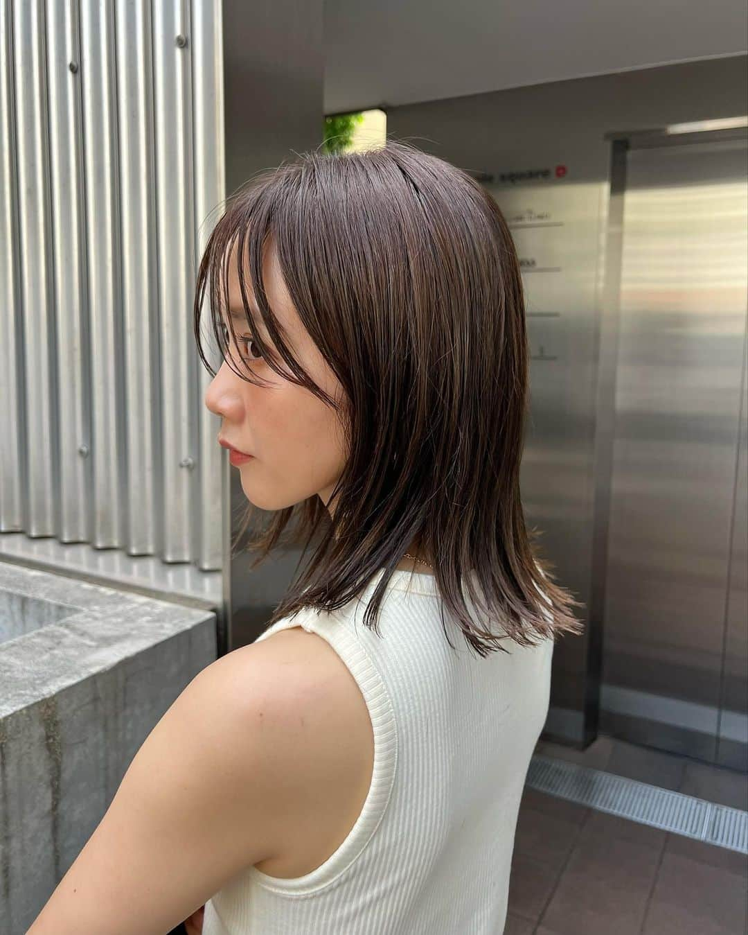 田中里奈さんのインスタグラム写真 - (田中里奈Instagram)「突然ですが！ 思い立って髪の毛切りましたーー！！ たぶん20cmは切ったかな？？？ 人の2倍以上髪伸びるの早いと言われてるので躊躇ゼロです。 しばらく伸ばしてからバッサリ切ると、なぜもっと早く切らなかったんだろう、といつも思うよね。。 やっぱり158cmあたりの身長だと、ミディアムとかボブがバランスいいのかな〜  担当はいつものLonessのハルさん。 天才的なカットとカラーをいつもありがとうございます♡  トップスは絶賛発売中のmysa closetのカップ付きタンクトップ。 これ楽ちんすぎてヘビロテ中…！  ニュー田中も何卒よろしくお願いします♥  #loness #newhair」7月22日 23時01分 - tanakaofficial