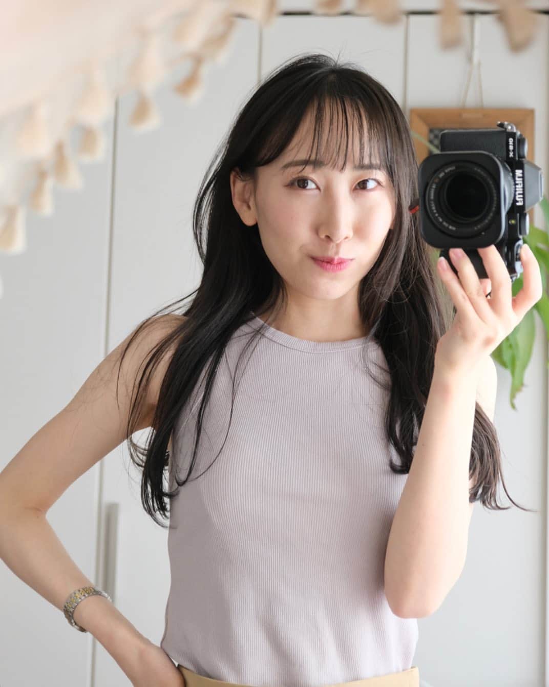 のインスタグラム：「また一つレベルが上がった本日。 ⁡ 私にとって誕生日は、なんてことない"ただの1日"でしかないのですが、おめでとうと言っていただけてとても嬉しいです。ありがとうございます🤍 ⁡ 年齢なんてただの数字だと本気で思っているはずなのに、いざ自分のこととなると怖いと感じてしまう場面が多々あって。 でもだからこそ、これから、年齢はただの数字だということを体現したいと思っています。 ⁡ ⁡ スレッズの方にはポロッと書いたのですが、10代の頃に好きだったことを学ぼうと学校に通っていて、そのことについても皆さんにお伝えできる日が来るといいなと思っています。頑張りますね。 ⁡ この先いつまで生かされるのか分からないけど、生かされているうちはそれなりに楽しんで前向きに過ごしたいな🧚‍♀️ どんなときも、応援してくださっている皆様に恥じない、真っ当な人間で居られるよう努力します。 ⁡ いつも本当にありがとうございます！🫶 ⁡ ⁡ ⁡」
