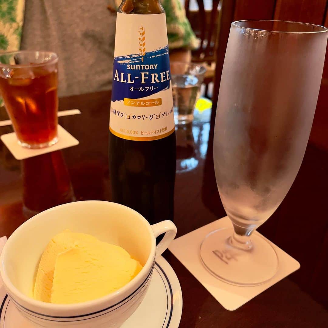 池田有希子のインスタグラム：「今日も暑かったのでノンカロリーの飲み物にしこたまカロリー入れたった！！！ビアフロート🍺🍨  #beerfloat #nonalcoholicbeer」