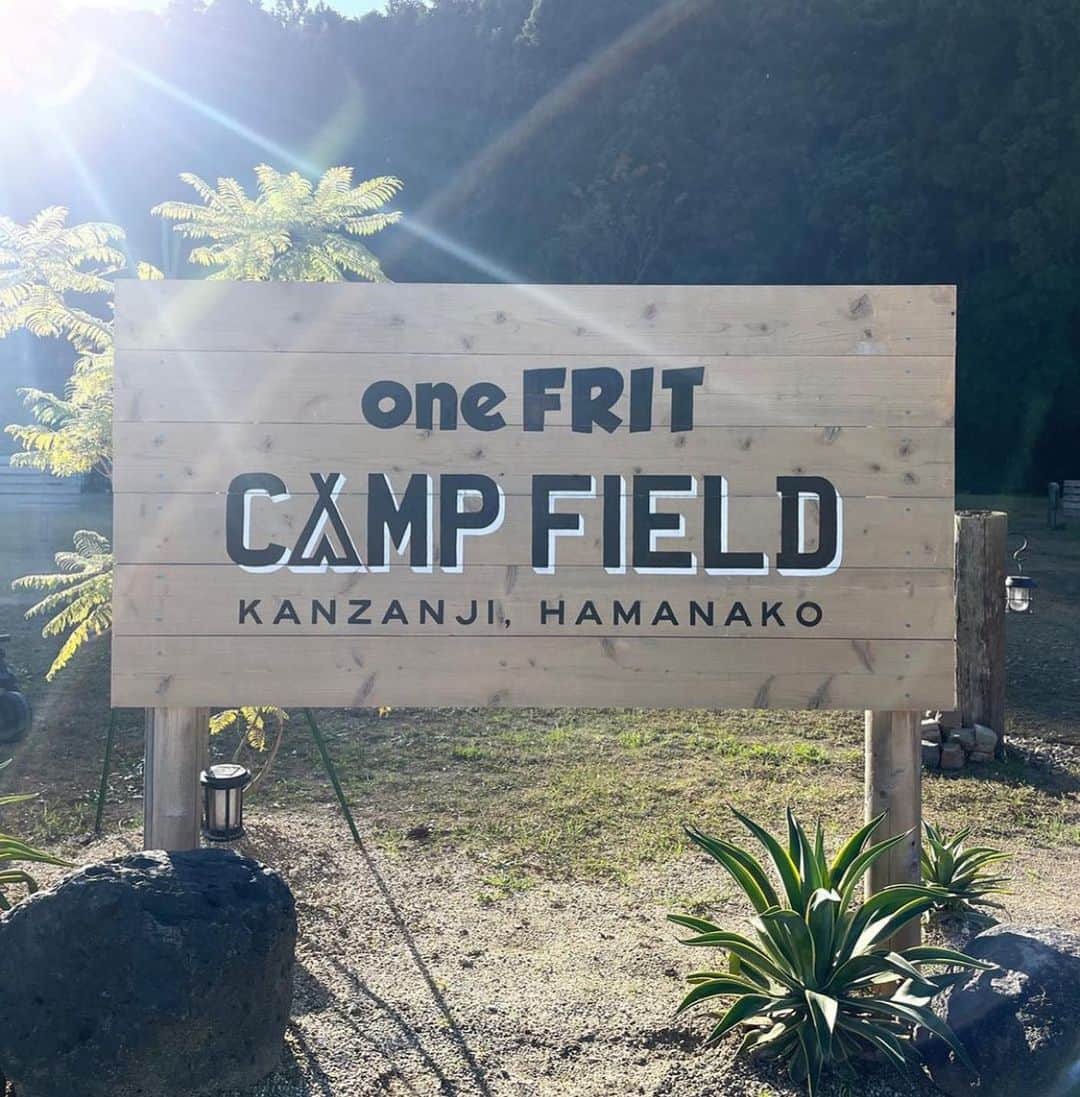SPARAさんのインスタグラム写真 - (SPARAInstagram)「来週29.30日土日開催！ 【ZANJI・BAR】 oneFRIT campfield HAMANAKO  @onefrit_campfield_hamanako   舘山寺のお洒落スポット『oneFRIT』さんの施設が、1周年を目前にして罹災により機能を失い、当初予定していたイベント主旨に復興チャリティー支援を追加しました。  『ZANJI・BAR vol.2 ザンジバル』 1st anniversary / チャリティー / 感謝祭 開催日時 7月29日(土)・7月30日(日) 2DAYS!! 何時まで:am10:00 〜 日没まで ※マルシェは15:00まで  駐車場は浜名湖遊覧船乗り場（フラワーパーク港） 1日200円または近隣の有料Pにお停めください。  ペット連れ可能です。  2日間で60ブース以上の キッチンカー、飲食店、ハンドメイドやワークショップ、リラクゼーションなどのマルシェが並びます♪  マルシェ出店の皆様の紹介は別途記事にアップいたします♪  SUP CRUISE 浜名湖one FRIT @hamanako_sup では 1日4組限定で、SUP体験会を行います。 1組定員5人 料金は3000yen 時間は ①10:30〜12:00 ②13:00〜14:30 ③15:30〜17:00 ④18:00〜last の日程となりますので 事前予約やお問い合わせは @hamanako_sup まで♪  つじむらゆうじさんによる @uzytsujimura   チャリティーアート 「みんなのハートをつなぐ絵」 も開催します。 10:00〜17:00 (雨天強風中止)  one FRITさんの看板に マグネットシートに描いたハートをつなげさせてもらえることになりました。 誰にでも参加できるアート制作です。 参加者にはドネーション(投げ銭)をお願いし、 復興支援としてone FRITさんに全額お渡しします。  ☞抜群の景観と素敵な作家さん達に魅了される 二日間。観光、日帰り温泉など、1日遊べる、舘山寺へようこそ。  キャンプをしてる様な雰囲気と、 お気に入りの作家さん、あのお店の雰囲気を堪能していただけます。  #onefrit #onefritcampfield #hamanako #1周年 #チャリティー #感謝祭 #イベント #7月末 #2DAYS #キャンプ好きと繋がりたい #キャンプ飯好きと繋がりたい」7月22日 23時04分 - spara_aco