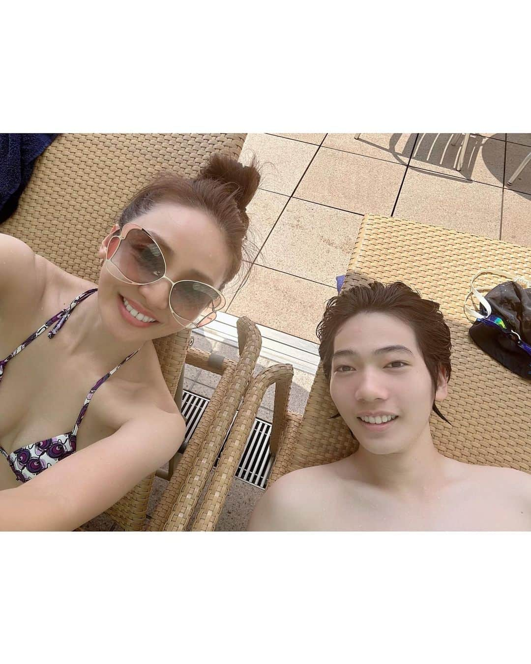 神田うのさんのインスタグラム写真 - (神田うのInstagram)「スイミングも大好きな娘🏊 数ヶ月前から恭子ちゃん💕とプールに行く❣️という企画がようやく叶いました☺️ @kyo_koiwasaki   その時は『是非うちも参加したいからお声がけしてね❣️』と仲良しの秋川親子もご一緒にプールへ😄 @fuga.akikawa0809   若手ピアニストの風雅君💕と妹ちゃん💕は学校をお休みしてまでのご参加で気合いの入り用が伺えました🤣  平泳ぎもバタフライも恭子大先生💕の素晴らしいご指導力のお陰様で見て取れる程上手になりました😍  動画1本目のバタフラはご指導前の娘。 動画3本目はご指導後の泳ぎです。  手のひらでお水をしっかりかけるようになり、スピードもグングン上がりました❣️ 流石金メダリスト🥇の素晴らしいご指導力でした😍‼️  それから今は水中動画を撮って指導する時代になったんだなーとそれもまた感慨深かったですが、iPhone片手に持ちながら自分は横向きで泳ぎながら撮影している恭子先生💕が凄過ぎ😍‼️って私は陸から見てました（笑）  ご好意で教えてくれた恭子ちゃん❣️ 世界水泳でお忙しい中娘ちゃん💕とご一緒にお時間作ってくれてどうもありがとう😍 フレンドシップに心から感謝だよー🥰  #娘とプール#岩崎恭子 ちゃん#プール遊び#岩崎恭子先生#金メダリスト#どうもありがとう#ありがとう#感謝#神田うの#unokanda」7月22日 23時04分 - unokandaofficial