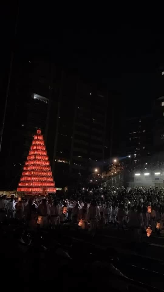 山本高広のインスタグラム：「地元のお祭り戸畑祇園大山笠🏮 4年ぶりに開催したみたい🎉 盛り上がってるねぇ〜 よいっとさ〜よいっとさ〜の掛け声を聞くと夏が来たー❗️って感じでまた山笠担ぎたくなるんだよな〜🥺 元気出ました👍 全国の皆さんもよかったら迫力ある美しい提灯大山笠をご覧ください！ #戸畑祇園大山笠 #よいっとさ #お祭り #重要無形民俗文化財」