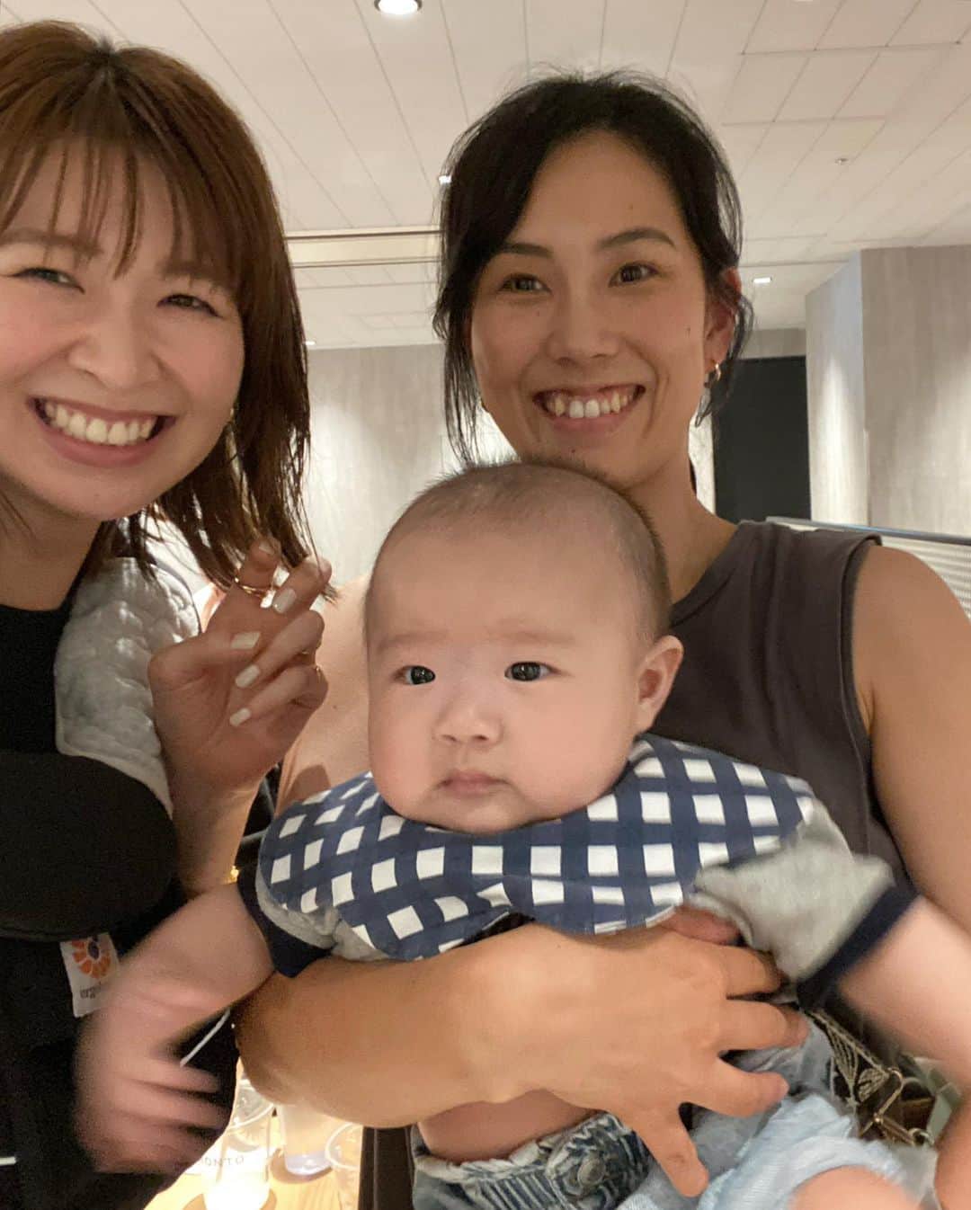 木村沙織のインスタグラム：「. 井野さん、 ほんとに何万年振りなの？ってくらい久々会った🤣🫶🏼 . 昔っからよく声似てるって言われて、 電話とかしょっちゅー間違えられてきたけど たしかに似てるね。w . . アキの子育て武勇伝は ほんと本一冊にまとめてほしいよ📕🤣👏🏼」
