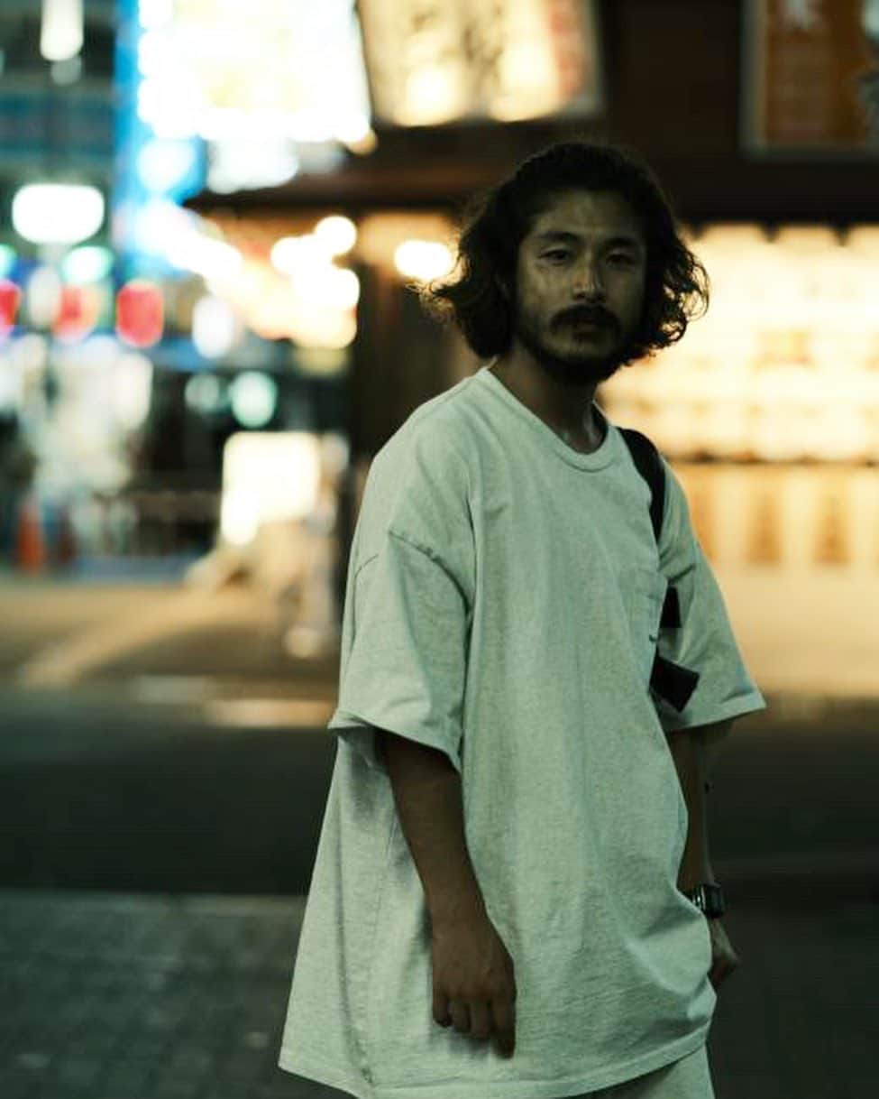 のインスタグラム：「Shnjuku  snapshot. ・ @mariovs1  Thank you. ・ ・ ボサボサの袖捲れ。 ・ nice. ・ #snapshots #photography  #shinjuku #mexico」