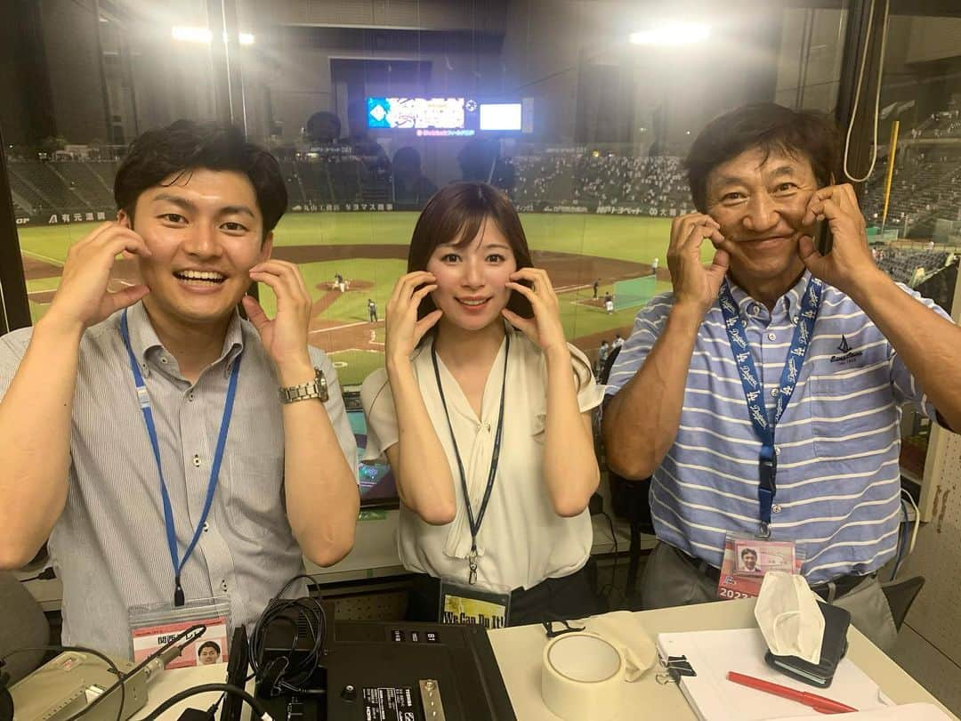 竹村美緒のインスタグラム：「. なにかが起こる神戸😆  若月選手のサヨナラ本塁打‼️ セデーニョ選手の3試合連続本塁打‼️ 野口選手の今季初本塁打‼️ 紅林選手の同点適時打や好守備、ブルペン陣の力投も痺れました✨  練習中は肌をジリジリ焼くような灼熱の太陽の下でも明るく元気な声が飛び交いとってもいいムードでした。  ４連勝で貯金は今季最多の18✨ ナイスゲームでした⚾️🤍  解説の田尾安志さん 実況の山本大貴アナと セデーニョ選手ポーズ☺️🫶🏻 . . . . . . . . #orixbuffaloes #オリックスバファローズ #ほっともっとフィールド神戸 #ほっともっと」