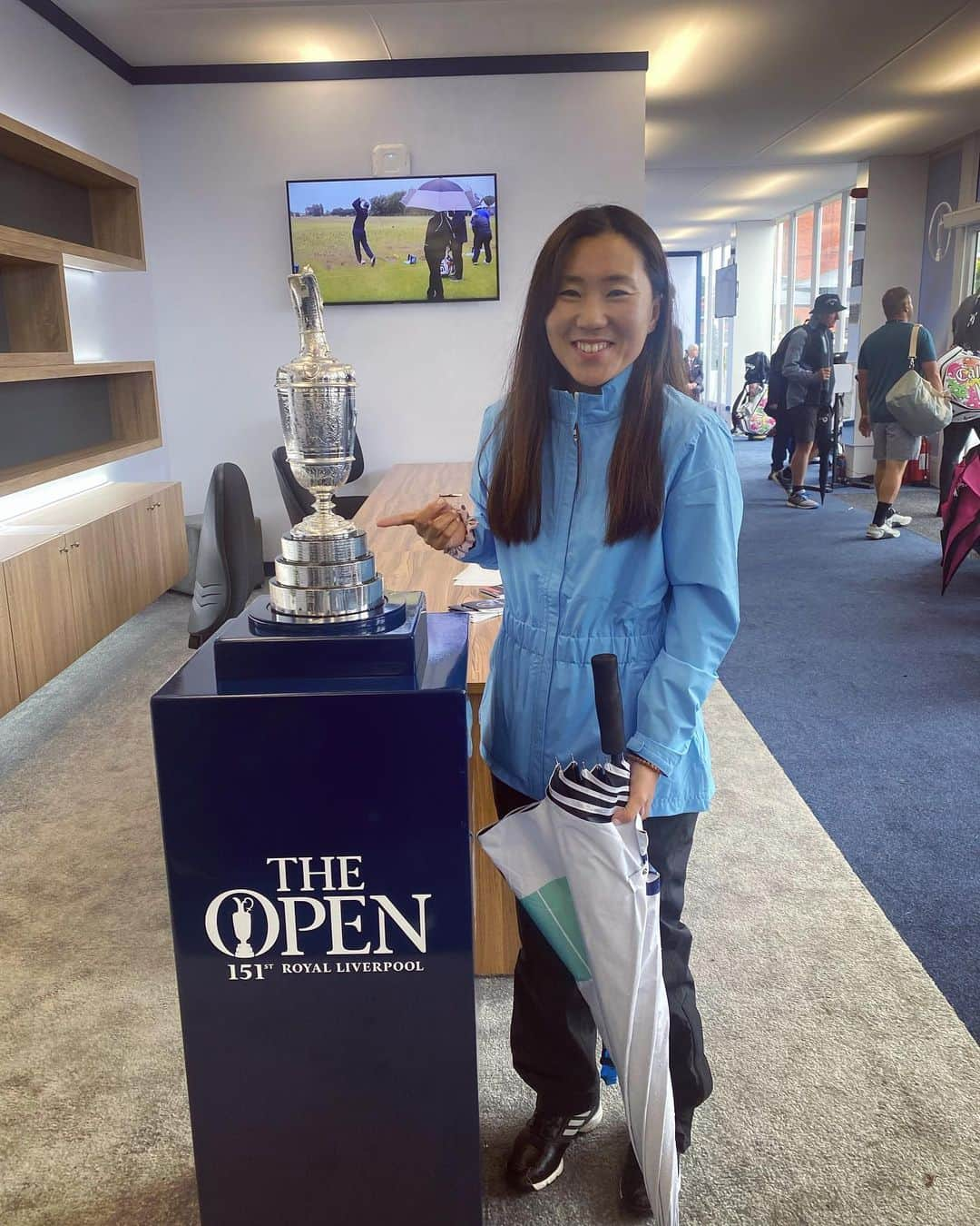 キム・インキョンさんのインスタグラム写真 - (キム・インキョンInstagram)「Meanwhile, the untouchable Claret Jug was patiently waiting to be held again. I had a wonderful time with my friends, It was beautiful to see him following his wildest dreams…❤️ Your time will come @khlee_golf 🫶 Goodbye Hoylake.」7月22日 23時22分 - ik__golf