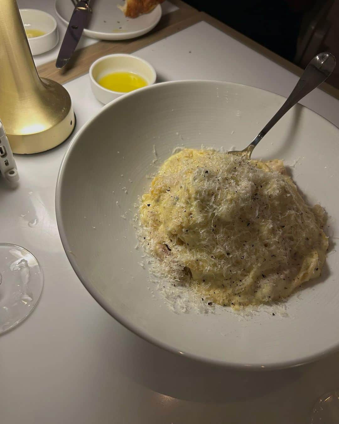 HARUEのインスタグラム：「🍷🍴  @sonkyou1013 ちゃんファミリーとアロヒラニでディナーした日の✨  今回のハワイもたまたま日程が被ってて、滞在中2回も会えて嬉しすぎた🥹🤍  あんちゃんとレオンの絡みが可愛くて何度も動画見返してしまう🤣🩷  また東京で会おうね〜っ🥰🫰🏼  #hawaii #dinner」