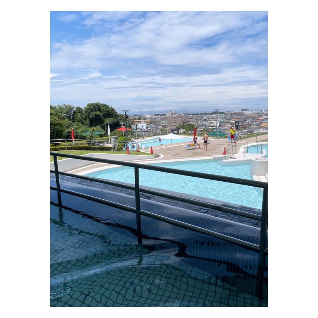 笹峯愛のインスタグラム：「3年ぶり和歌山帰省 3日目。  朝からプール。  平日だし、めっちゃ空いてて 良いホテルのプールに来たような…錯覚。  デデ様は潜って泳いで滑って満喫。 娘さんも、初ばっちょん！ 水中に潜ってみた。  ばっちょんする？と聞くと うん、と答えて 最初は笑って楽しんでたけど 後半は、もう良い…と言う空気を醸し出して 「あっち」とプールサイドを指さして しっかり意思表示して終了。  それにしても  逆転やり始めて、自分がアグレッシブになっているのを 自覚するビーチとプールでした。  楽しかった！と何度も言うデデと 見守るだけでなく一緒に遊べた母も 楽しかったです！  #和歌山帰省 #歳の差兄妹ママ  #プールあそび」