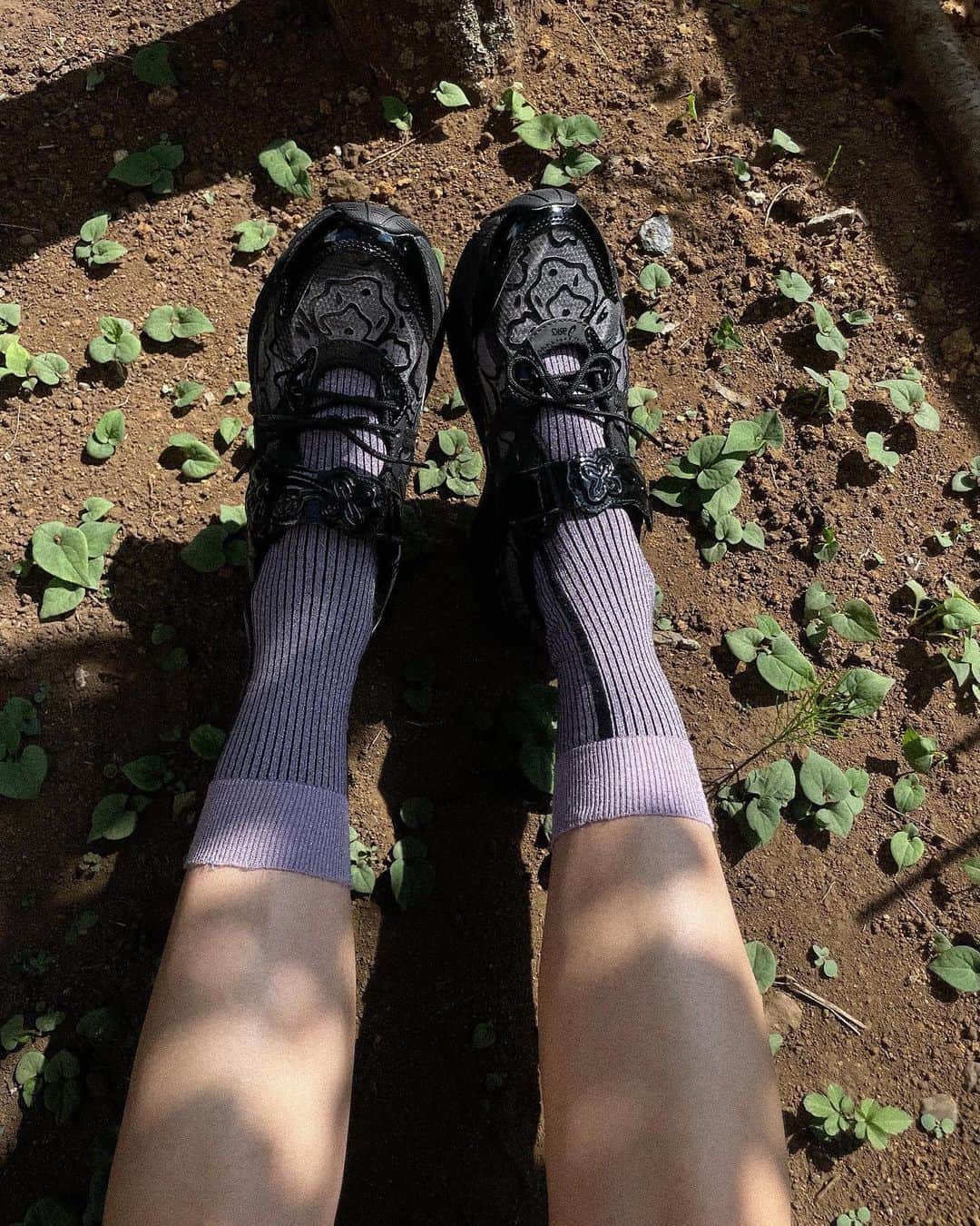 芽朗のインスタグラム：「👟💙  可愛い~~。  出産頑張るぞ、と自分を鼓舞する為に。    切迫早産故に自宅安静中なので、 お家で基本横になって過ごす日々なので履いてお出かけは産後のお楽しみに。 (しかし嬉しくて、庭で息子がプールで遊んでいるのを見守るだけなのにわざわざ履いた現実な3枚目。笑🏊‍♀️🌻)  ここ最近は色々と日々を過ごすことに精一杯で、投稿もお久しぶりになりました。  お買い物したのも随分と久しぶりだったけれど好きを身につけることは元気になるなと改めて嬉しくなった。✌︎  お直しやブライダルのお承りのこともあり、 ストーリーにて入院のこと等をお伝えした際に、心配のお声を下さったお友達やお客様の温かいお言葉にとても救われました…🥲 ご心配をおかけしてすみません、 そして優しいお言葉を有難うございます。  お承り中だった方は、 日程変更が可能な方は産後に変更させていただいたり、 どうしても難しい方はお客様とお話ししてお見送りの形になったりもしました。  mellowをはじめてから14年間で、一度お承りをしたオーダーを こちらのやむを得ない事情でお客様にお断りの連絡をすることは初めてで悔しくて申し訳なくて、 自分自身の感情を上手く扱えずにいましたが お客様が本当に優しい方ばかりで… 今はお腹の子を母子共に無事に出産することを第一に考えて朗らかに過ごそうと思うことが出来ました。  (ブライダルを作ることが出来なくなったお客様が今までの打ち合わせやお電話の時間がとても楽しかったです。と言って下さって涙した…。🥲)  妊娠出産は本当に人それぞれ全然違っていて、 "私"の話しの中でも第一子の時と第二子では身体や状態が全然違っていて予想外なことばかり。  私の周りの大事な人達や街ゆく人達も皆そうやって色々な物語を乗り越えて産まれて来たと思うと、 人間に限らず動物って生きることって本当にすごいことで当たり前なことなんて何も無いんだなって痛感します。  今回、たまたま私は妊娠をキッカケにそのことを深く考えましたが 其々生きていく中で色々な選択や形のターニングポイントが沢山あって、 私にもきっとまだまだあって。  その度に気付かされていくんだろうなぁ、と。  今までも思い返してみれば、あった筈なのに 日々が忙殺されてしまったりするとどうしても忘れてしまっていた。 当たり前なことは何も無いことを忘れずに、日々に感謝して、 改めて人生を愉しむことに 懸命に過ごしていきたいな🌼  長くなりましたが、 健康第一と痛感した夏でした🍉  溶けそうなくらいの暑い日が続いてるけれど、皆様本当に本当に体調にお気をつけて🏊‍♀️🏊‍♀️🏊‍♀️🤲」
