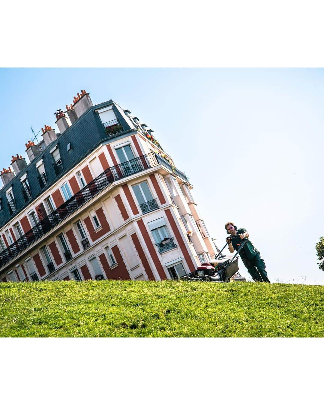 VuTheara Khamのインスタグラム：「Summer Vibes in Paris 🌞💦 Which one do you prefer [1-10] . 1. Sacré-Cœur, Montmartre 2. Quai des Célestins, Paris Plage 3. Place de la République 4. Arc du Caroussel du Louvre 5. Petit-Pont-Cardinal-Lustiger 6. Escaliers de Montmartre 7. Place des Vosges 8. Rue Étienne Marcel 9. Le jardin des Arènes de Montmartre 10. Bastille Day 2023  #paris #summer #summervibes」