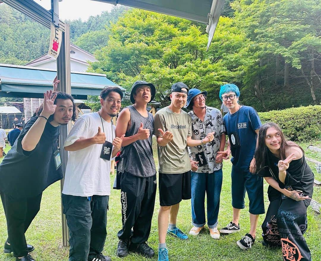 Shun のインスタグラム：「THA BLUE HERB🔥 やばすぎた。みんなくらってました。  BOSSさん「あぁ、dustbox、OVER ARM THROW、TOTALFAT 知ってるよ！KOさんのところ出てるよね！最前線じゃん！」と。 うおー😭🙏🏻 「この写真KOさんに送っといて！」とのことで @ko_slang さん押忍です✊  ヤキニクロックフェス、最高でした🔥」