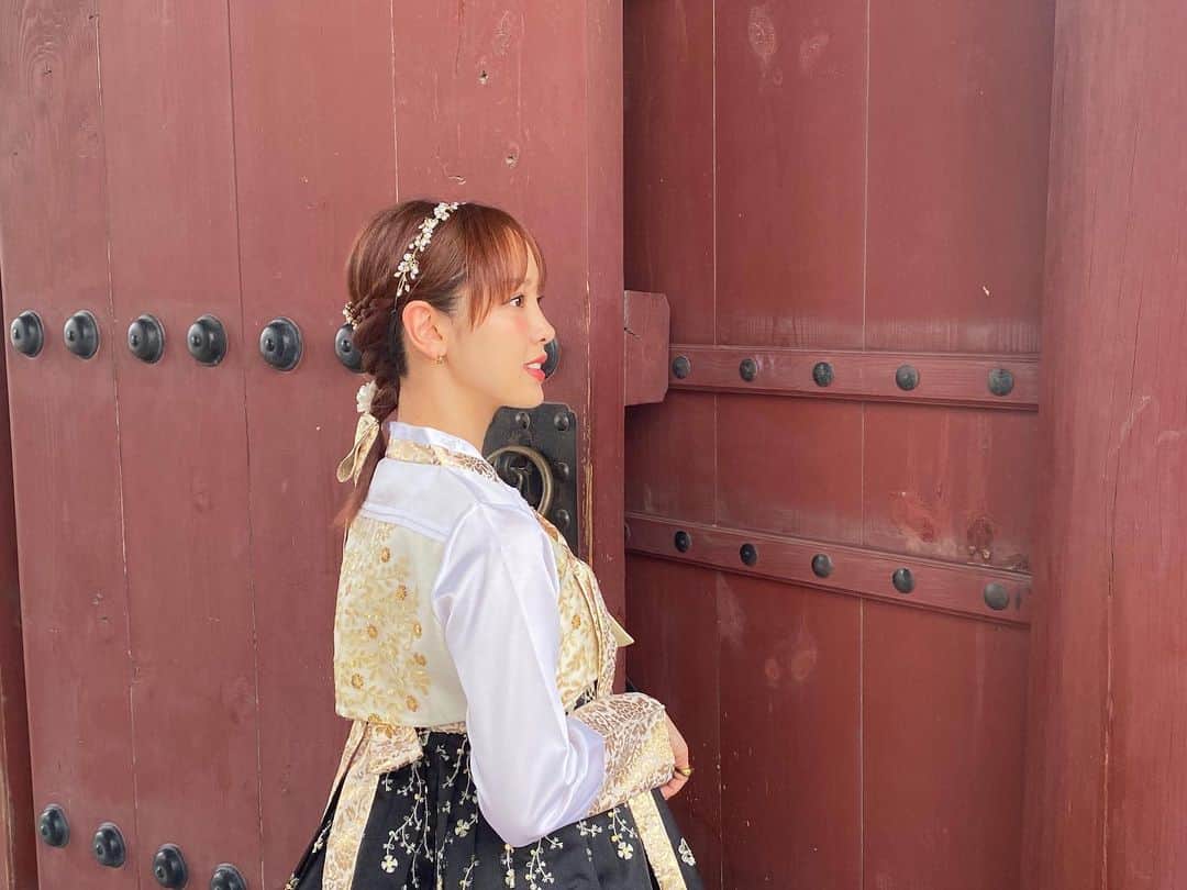 飯窪春菜のインスタグラム：「📷  韓国写真ラスト！ 3日間の滞在の内2日間は大雨だったけれど、この日だけは一瞬の晴れ間ができて嬉しかったです☺️🔥  雨であまり観光もお買い物もできなかったから、またゆっくり行けたら良いな😌🌟  #韓国旅行 #韓国 #韓服 #チマチョゴリ」