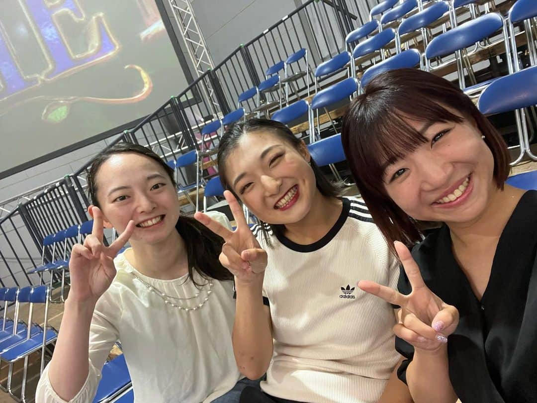 寺本明日香のインスタグラム：「The ICE⛸  中京テレビさんの追っかけで 観に行かせていただきました🤩  雅ちゃん会えると思わなかったよぉ♡  そしてそして 久々のかおちゃんですっ！ 4枚目とか似すぎてwww  選手を全力サポート デミさんとも遭遇です✨  初めてのThe ICE 他のショーとはまたプラスで 色んなエンターテインメント企画もある 面白いショーでした✨️ #シャチホコシャチホコパワー  ※写真許可得ています。」