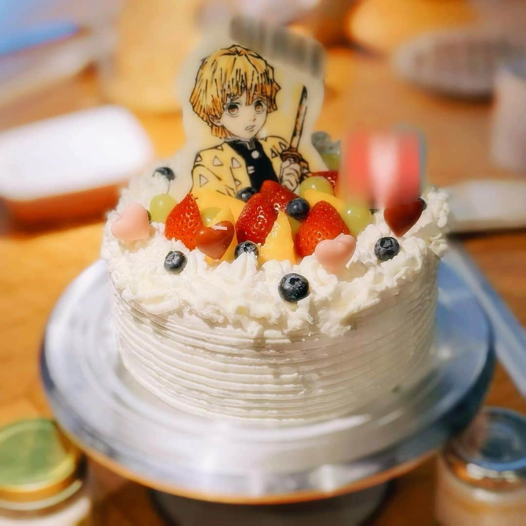 れいのインスタグラム：「いつかのパパのお誕生日🎂🎈🎉  今年は手作りケーキとプレゼントでした🧚‍♀️ スポンジは妹ちゃんたちに手伝ってもらって チョコプレートは爪楊枝とチョコペンでなぜか善逸にした🧚‍♀️ 前もってつくったチョコプレートは実は5時間かかってる。 生クリームは混ぜすぎたよ。 来年はたぶん買います。  お義母さんが作ってくれたおかずをつまみぐいばかりした1日でした。笑  おめでとうといつもありがと💛🧡  #キャラケーキ手作り  #誕生日  #思い出」