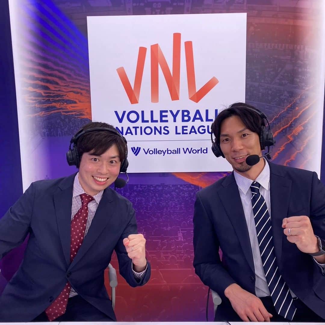 TBSバレブーのインスタグラム：「. #ネーションズリーグ 男子準決勝 vs ポーランド🇵🇱🔥 BS-TBSで生中継まであと15分🤩  ◤￣￣￣￣  解説 #福澤達哉 さん  実況 #熊崎風斗 アナ 　　　　　＿＿＿＿◢ でお送りします📺  実況席のボルテージも上がってきております🙌 #VNL2023 でたくさんつぶやいて盛り上げましょう💟」