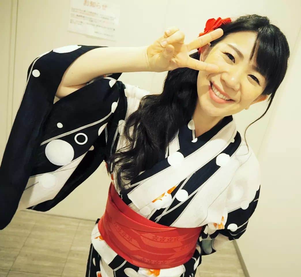 服部ひで子のインスタグラム：「吉本新喜劇座員総選挙👑開催中‼️  【７月２２日(土)残り２３日！】  梅雨明けの暑さがひとしおに感じる時季となりました。 皆様、お健やかにお過ごしでしょうか。 夏を彩る総選挙。 ぜひ、皆様のご参加お待ちしております。  暑さ厳しい折柄、くれぐれもお身体にはご留意ください。  ひで子  ━━━━━━━━━━━━━━━━━━━━━━━ 🍀吉本座員総選挙2023🍀  ◆10/8(日)「吉本新喜劇まつり」の出演者を決める総選挙。  ◆上位２５名 ＋ 世代別じゃんけんの勝者５名。  ◆投票期間【6/28～8/13】  ◆１日１回投票可能。(座員３名を選出) ━━━━━━━━━━━━━━━━━━━━━━━ 投票ページ(吉本新喜劇座員総選挙ホームページ)へのアクセスは、ストーリーズにリンク貼っております💡  【 投票の方法 】 1️⃣よしもとチケットサイト   FANY IDへ登録(無料)。  2️⃣吉本新喜劇座員総選挙HPへアクセス   １日１回、座員３名を選んで投票。  #吉本新喜劇  #服部ひで子 #吉本新喜劇座員総選」