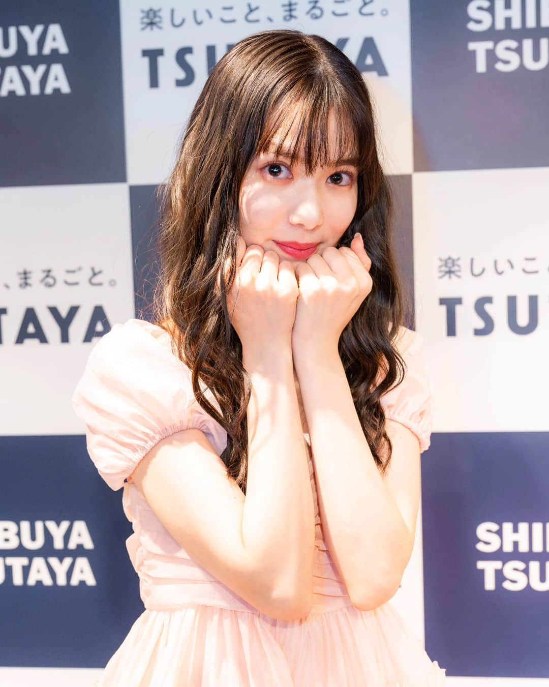 泰のインスタグラム：「2023.7.22 1st写真集「りこぴ」発売記念お渡し会 松平璃子さん #松平璃子 #りこぴ」