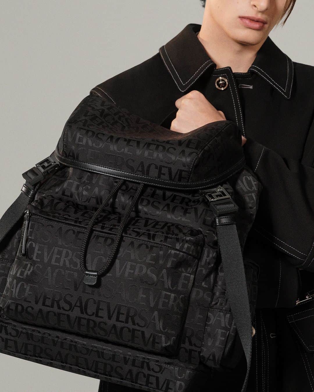 ジャンニヴェルサーチのインスタグラム：「The new Neo Nylon bag line featuring organized designs for #VersacePreFall23  Now at Versace.com via the link in bio.  #VersaceNeoNylon」