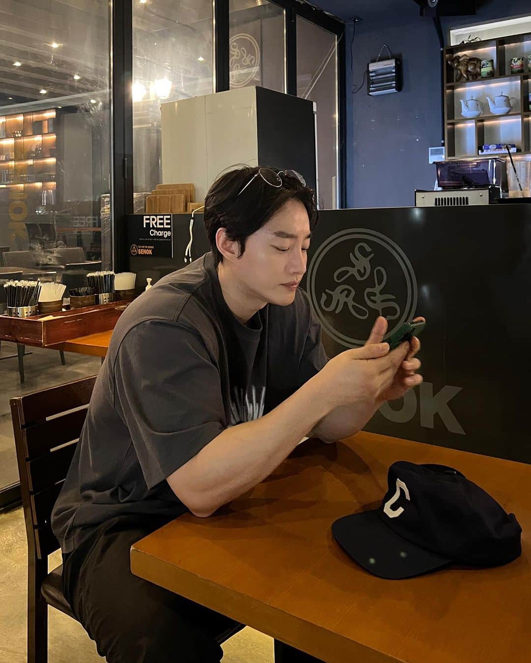 チャン・ジニョクのインスタグラム：「요즘 한가해서 좋아 ~😬」