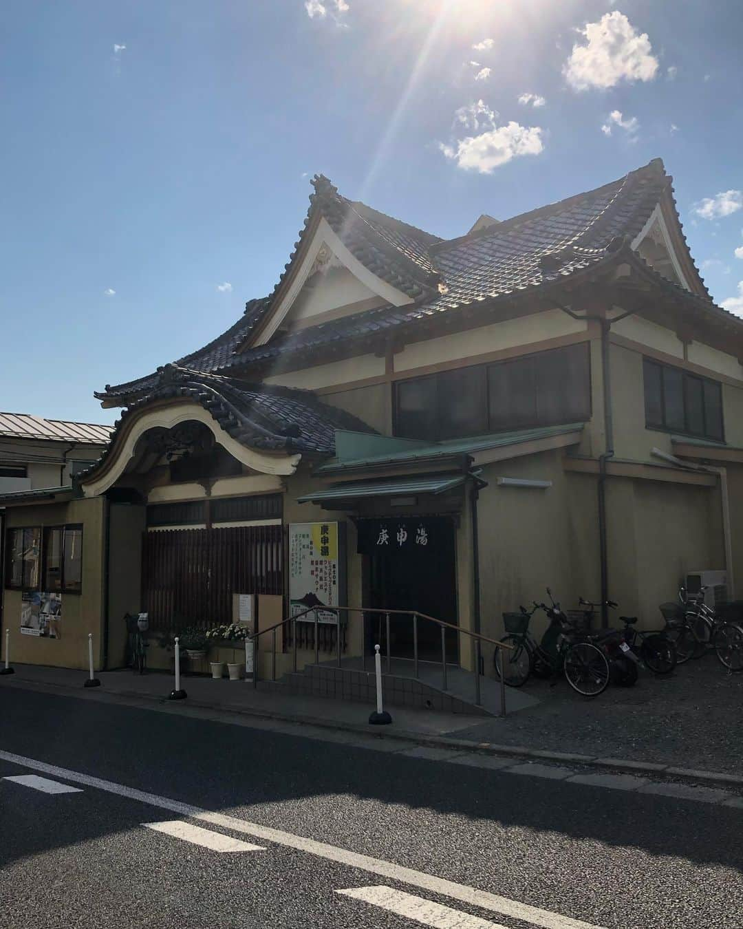 武藤昭平さんのインスタグラム写真 - (武藤昭平Instagram)「銭湯アーカイブ。  西東京市田無の庚申湯。リニューアル宮造り銭湯。露天風呂のある富士の湯と絹の湯は男女週替わり。絹の湯は丸山氏の瀬戸内海のペンキ絵。シルク風呂にサウナ水風呂。薬湯も。ロビーもしっかり充実。  #リハビリ銭湯 #銭湯 #ゆっポくん #風呂 #bath」7月22日 23時57分 - syoheimuto