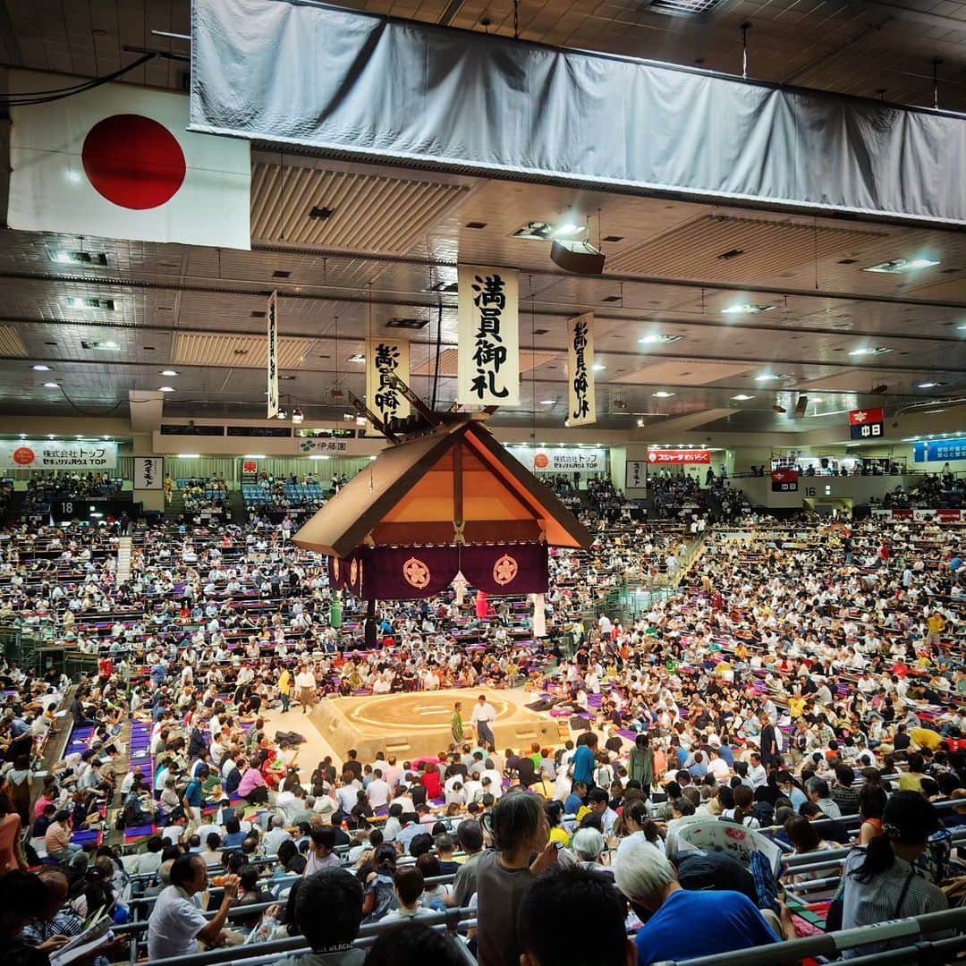 和田益典さんのインスタグラム写真 - (和田益典Instagram)「◆ナゴヤ記⑥  2023/7/16  いよいよ今回の名古屋入り本命 「大相撲 名古屋場所」で御座います。  もう少し名古屋城周辺をぶらぶらするつもりでしたが余りにも暑くて(３８℃ぐらいになってたみたい)、予定より一時間ぐらい早めに入場しました。  今回は有難いことに "砂かぶり" こと、タマリ席で初めて観戦することができました。 (中継でよく見たあの「溜」って書いたシール貼るの憧れてたし 笑) 前から６列目の西方寄りの席でしたよ。  間近で観る大相撲は迫力満点！ 推し力士も勝ったり負けたりで一喜一憂。  ちゃっかりカレーちゃんこ＆スーパードライもいっときました。 公式パンフもGETしました。  今回の観戦につきまして尽力頂いた幕内行司 木村銀治郎氏の「この相撲一番にて中入り〜」も生で聴けたし、同時に生大吉 (呼出しの人)も視聴できました。  西方幕内土俵入り時には中継に映りまくってたようで…苦笑 (最後の写真)  残念ながら横綱は既に休場しており、土俵入りは春に続いて今回も見れず、注目の元大関・朝乃山もこの日から休場となりましたが(のち復帰)、３人同時大関昇進を狙う関脇衆の奮闘も観れましたし、何より結びの一番では非常に珍しいマワシ待った→式守伊之助なかなか直せず→長時間経過→大関敗北→座布団飛び交う というレアケースに立ち会えたのは貴重でしたね。苦笑  毎日中継に映ってた砂かぶりに座る人達も生で見れたし🤣🤣  てか、座布団！ 俺んとこに集中して飛んできてヤバかったですわ。(写真２枚載せてます) 縦になって手裏剣みたいになって飛んでくるやつなんかマジ怖かったし。  この記事書いてる今日(１４日目)も新大関霧島 (霧馬山改め) が負けたので飛び交ってましたね。 . . 終わってからは直ぐに銀治郎氏と夕食へ向かうことに。 . . 引き続き、スマホの画像フォルダ見ながらテキトーに区切って続けます。 . . . #大相撲名古屋場所 #大相撲 #相撲 #国技 #大相撲七月場所 #名古屋場所 #七月場所 #名古屋場所中日 #七月場所中日 #ドルフィンズアリーナ #愛知県体育館 #名古屋城二の丸 #砂かぶり #タマリ席 #溜席 #間近 #迫力 #関取 #木村銀治郎 #力士 #金剛力士 #すもう #わだますの休日 #尾張 #名古屋 #ナゴヤ #nagoya #japan #備忘録  #わだます尾張ナゴヤ記2023 .」7月22日 23時58分 - masunori_wada