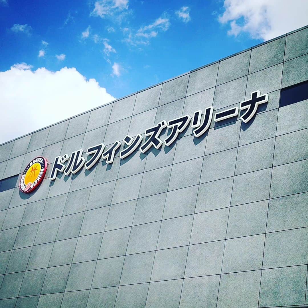 和田益典さんのインスタグラム写真 - (和田益典Instagram)「◆ナゴヤ記⑥  2023/7/16  いよいよ今回の名古屋入り本命 「大相撲 名古屋場所」で御座います。  もう少し名古屋城周辺をぶらぶらするつもりでしたが余りにも暑くて(３８℃ぐらいになってたみたい)、予定より一時間ぐらい早めに入場しました。  今回は有難いことに "砂かぶり" こと、タマリ席で初めて観戦することができました。 (中継でよく見たあの「溜」って書いたシール貼るの憧れてたし 笑) 前から６列目の西方寄りの席でしたよ。  間近で観る大相撲は迫力満点！ 推し力士も勝ったり負けたりで一喜一憂。  ちゃっかりカレーちゃんこ＆スーパードライもいっときました。 公式パンフもGETしました。  今回の観戦につきまして尽力頂いた幕内行司 木村銀治郎氏の「この相撲一番にて中入り〜」も生で聴けたし、同時に生大吉 (呼出しの人)も視聴できました。  西方幕内土俵入り時には中継に映りまくってたようで…苦笑 (最後の写真)  残念ながら横綱は既に休場しており、土俵入りは春に続いて今回も見れず、注目の元大関・朝乃山もこの日から休場となりましたが(のち復帰)、３人同時大関昇進を狙う関脇衆の奮闘も観れましたし、何より結びの一番では非常に珍しいマワシ待った→式守伊之助なかなか直せず→長時間経過→大関敗北→座布団飛び交う というレアケースに立ち会えたのは貴重でしたね。苦笑  毎日中継に映ってた砂かぶりに座る人達も生で見れたし🤣🤣  てか、座布団！ 俺んとこに集中して飛んできてヤバかったですわ。(写真２枚載せてます) 縦になって手裏剣みたいになって飛んでくるやつなんかマジ怖かったし。  この記事書いてる今日(１４日目)も新大関霧島 (霧馬山改め) が負けたので飛び交ってましたね。 . . 終わってからは直ぐに銀治郎氏と夕食へ向かうことに。 . . 引き続き、スマホの画像フォルダ見ながらテキトーに区切って続けます。 . . . #大相撲名古屋場所 #大相撲 #相撲 #国技 #大相撲七月場所 #名古屋場所 #七月場所 #名古屋場所中日 #七月場所中日 #ドルフィンズアリーナ #愛知県体育館 #名古屋城二の丸 #砂かぶり #タマリ席 #溜席 #間近 #迫力 #関取 #木村銀治郎 #力士 #金剛力士 #すもう #わだますの休日 #尾張 #名古屋 #ナゴヤ #nagoya #japan #備忘録  #わだます尾張ナゴヤ記2023 .」7月22日 23時58分 - masunori_wada