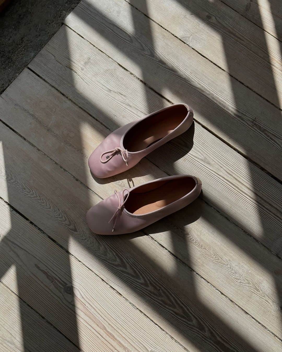 ARKETさんのインスタグラム写真 - (ARKETInstagram)「Our Satin Ballerinas captured by @camillabirkebaek. This classic flat is perfect for a soft touch to any look. Designed with a slightly square-shaped toe and dainty bows. Explore our selection of flats: link in bio. - #ARKET」7月23日 0時01分 - arketofficial