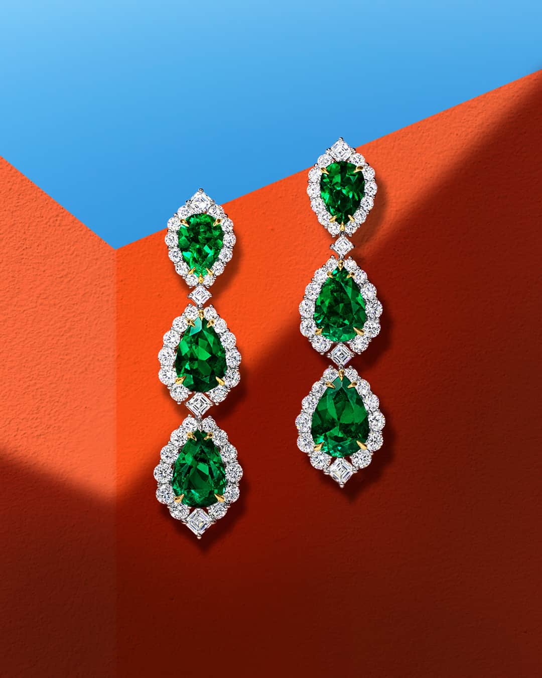ハリー・ウィンストンのインスタグラム：「Intense emeralds and glowing diamonds make the long, carefree days of summer shine even brighter. Tap the link in bio to beat the heat with captivating gems. #HarryWinston #WinstonHighJewelry」