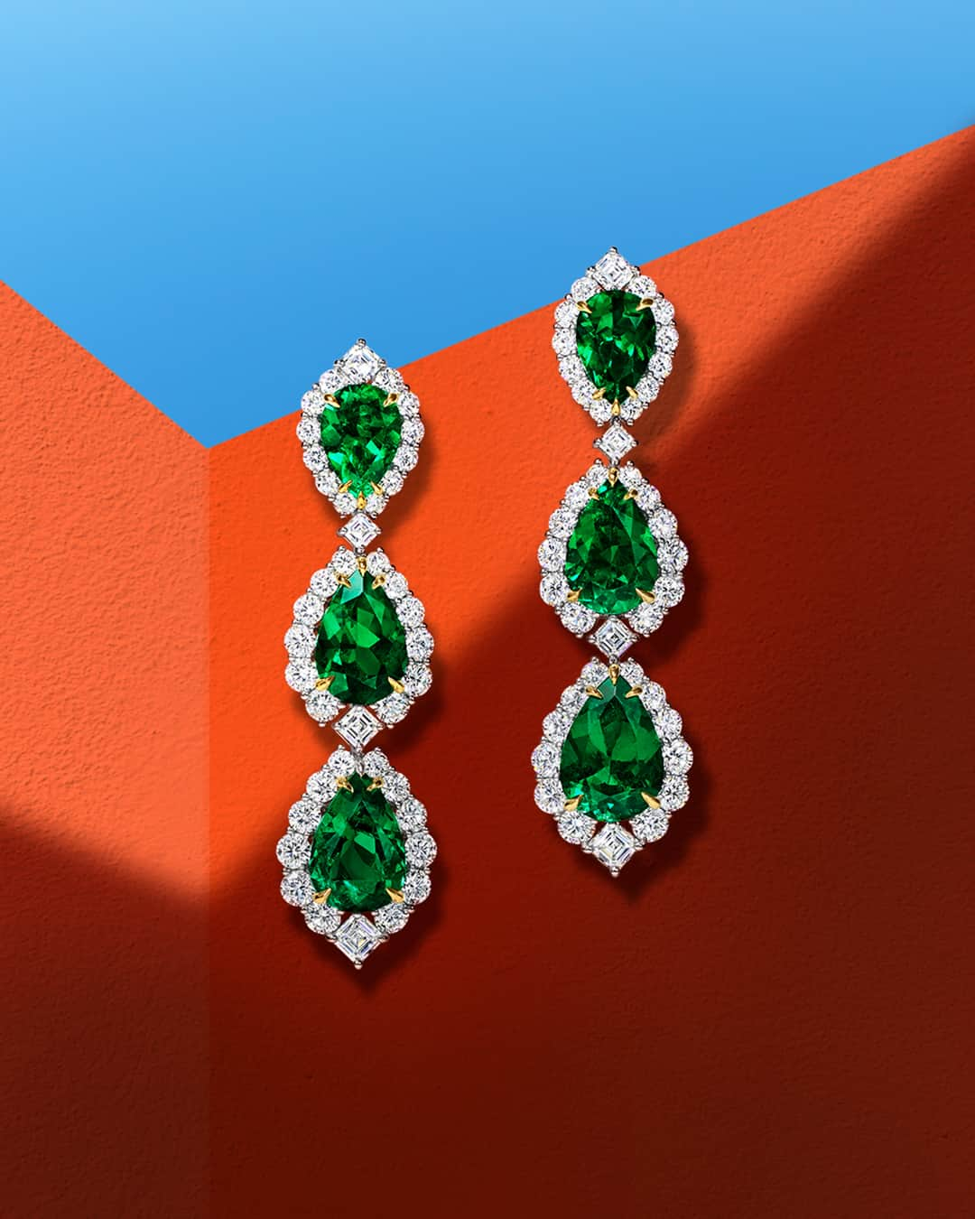 ハリー・ウィンストンさんのインスタグラム写真 - (ハリー・ウィンストンInstagram)「Intense emeralds and glowing diamonds make the long, carefree days of summer shine even brighter. Tap the link in bio to beat the heat with captivating gems. #HarryWinston #WinstonHighJewelry」7月23日 0時02分 - harrywinston