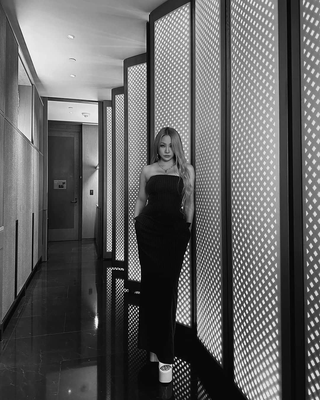 CL さんのインスタグラム写真 - (CL Instagram)「백조의 날개 🪽#robertlongo」7月23日 0時12分 - chaelincl