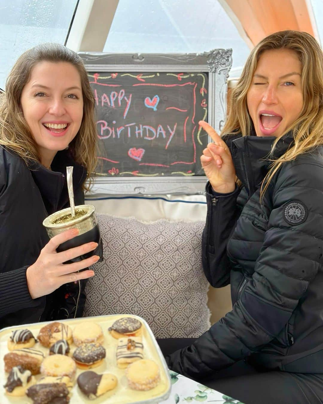 ジゼル・ブンチェンさんのインスタグラム写真 - (ジゼル・ブンチェンInstagram)「I wanted to thank everyone who took the time to congratulate and send good vibes on our birthday. I am so lucky I got to spend it with my twin sister and our girly girls. I feel blessed  to be surrounded by so much love. #twins #girlstrip ❤️  Queria agradecer a todos que tiraram um tempinho para parabenizar e mandar boas energias no nosso aniversário. Tenho tanta sorte de poder passá-lo com minha irmã gêmea e nossas pequenas. Me sinto abençoada por estar rodeada de tanto amor. #gêmeas #viagemdasmeninas」7月23日 0時13分 - gisele