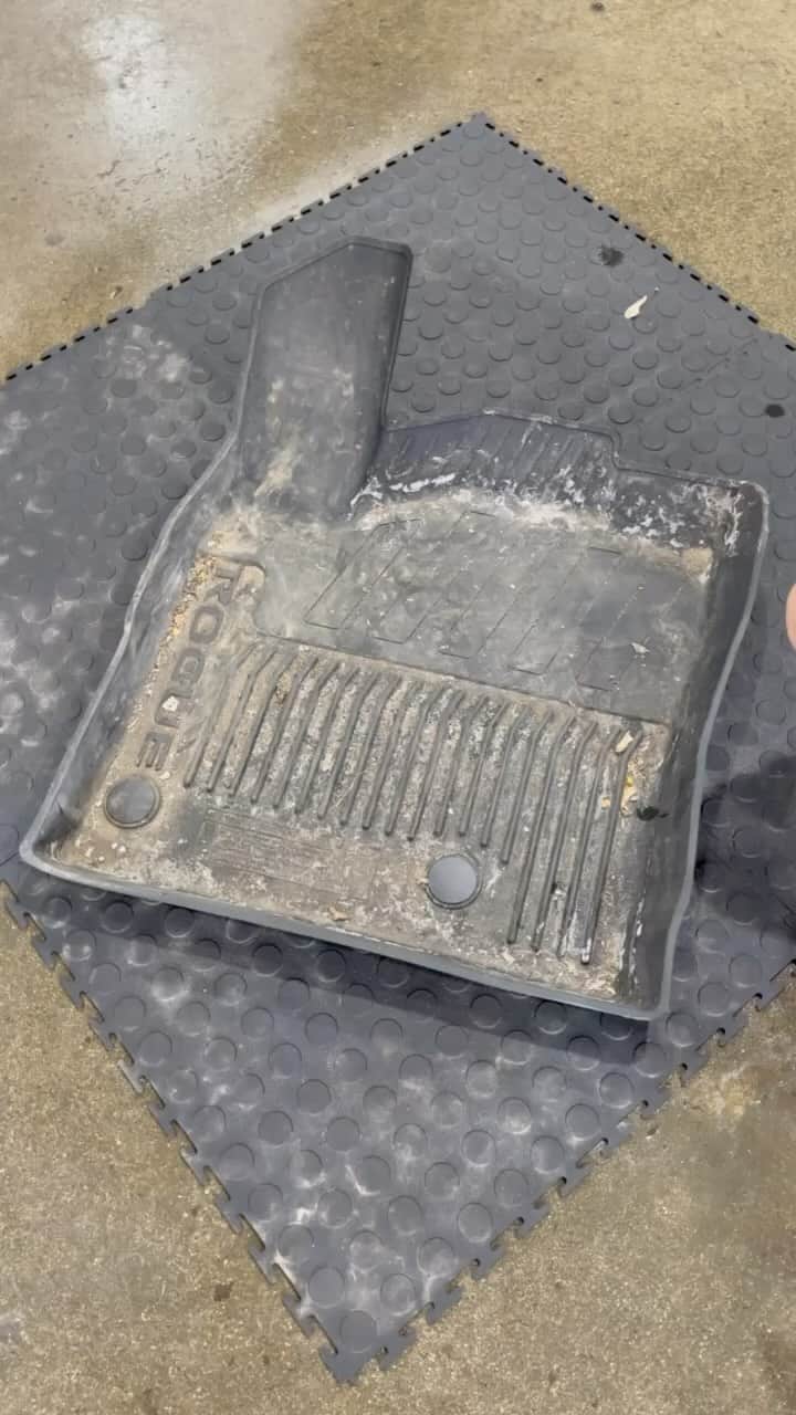 CarsWithoutLimitsのインスタグラム：「🚀Follow @SudzBox for More Satisfying Car Cleaning Videos! Shop Revolution Tire Shine at SudzBox.com」