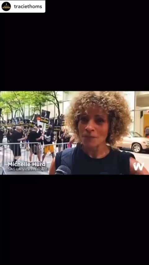 レイチェル・レフィブレのインスタグラム：「Thank you, @realmichellehurd, for explaining this so beautifully. For those of you who think every actor (and writer!) is incredibly wealthy, please take in this FACT: The minimum amount of money a performer must take home in one year to qualify for health insurance is $26,470. Know how many actors qualify? 12.7% - that’s not a typo- 87.3% OF ACTORS DON’T EVEN QUALIFY FOR BASIC HEALTH INSURANCE. When you think of actors, it’s easy to think of the ultra-famous people you read about who make millions every year but that’s not real life for any actor except that tiny handful of people. Despite being a series regular on multiple shows, I have lost my health insurance twice in my career, and I’m one of the lucky ones who has made a good living and worked steadily. The actors and writers who make the content you love deserve a living wage, health insurance, a share in the profits that don’t exist without them, and a guarantee that their likeness won’t be used for free in perpetuity by AI technology. NOTE: Michelle notes that the “top of show” pay for a guest spot is around 8K and that’s a lot of money until you realize that actors pay their team (agent, manager, lawyer) 20-25% of that right off the top, then pay taxes like everyone else, and most actors are lucky to get 1-3 of those roles a year. Please don’t make assumptions about our business, do your research 🙏🏻🩷」