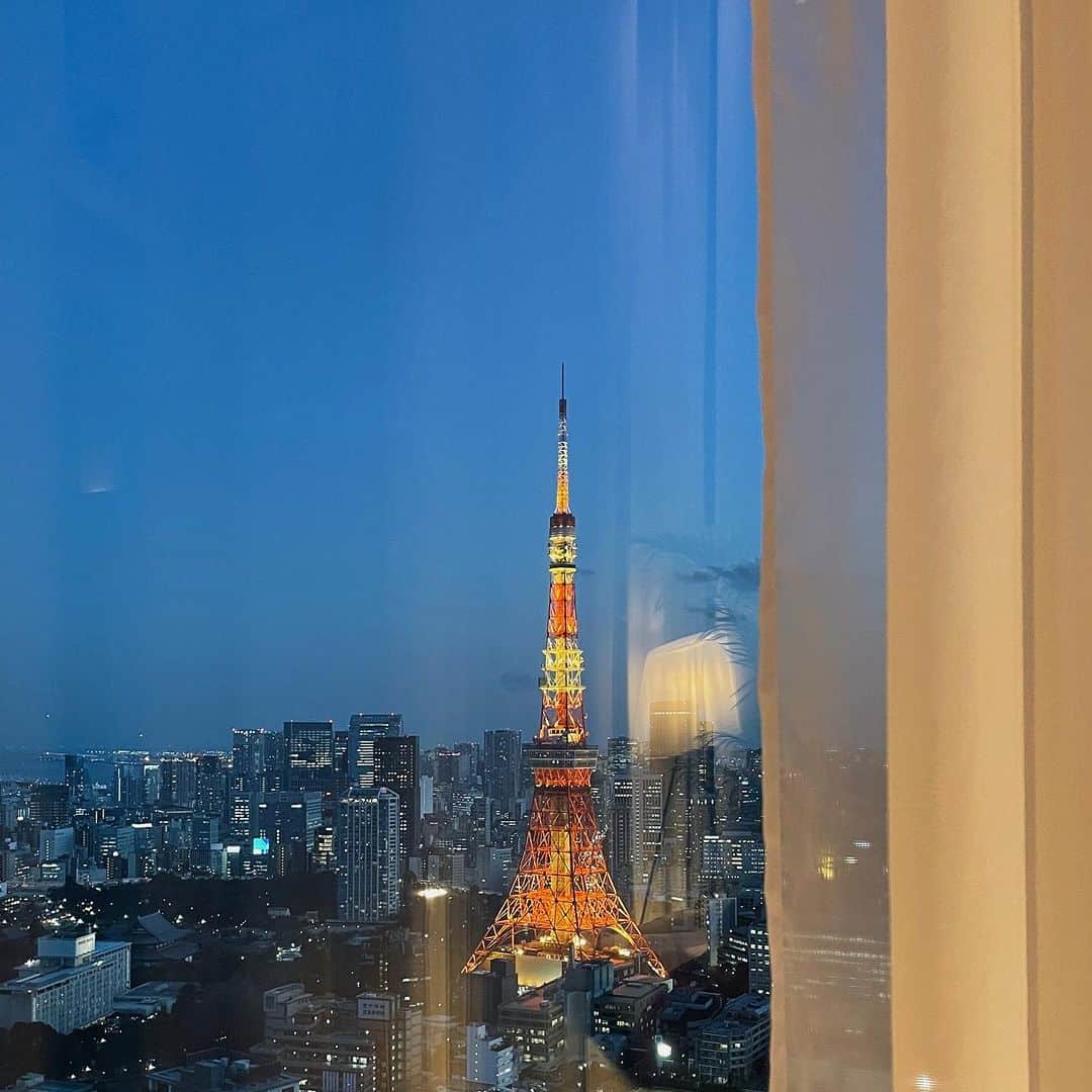 Tomomi Teradaのインスタグラム：「どうして東京にいるのか？たまに考える。度々、全て辞めて人魚になろうかと考えたりするけど、多分戻ってきては自分の世界を世に送り出すためにまた頭の中を1人深く潜っていくんだろうと思う🧜🏻‍♀️ サロンができてから世界に共感してくれる皆に直接会うことができたり、アトリエで過去の自分のように、切磋琢磨する生徒さんに会えるのが心底嬉しいし、そのおかげで私は現実世界に戻って来れる。共感や共有を求めること、誰かと一つになりたいと思うことってとっても宇宙的に感じるよ🌙今宵も愛に溢れた夜でありますように、おやすみ。」