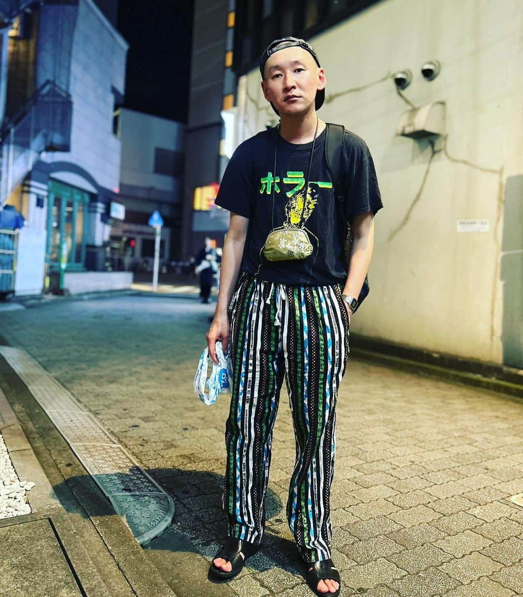 市川刺身さんのインスタグラム写真 - (市川刺身Instagram)「今日の服装。 調布でお笑いライブから有楽町の日。  昔ルームシェアしてた八巻との思い出のホラーのTシャツ。 高円寺で購入した涼しいイージーパンツ。 十四才で購入した帽子に黒の便所サンダルにmont-bellのメッシュリュック金のがま口と手ぬぐい握りしめて。  朝早起きから調布行って有楽町で夜までライブで疲れ果てて帰宅して高円寺メッセの間で携帯置いて撮りました。 メッセありがとう。  #今日着た服 #ファッション #古着 #高円寺 #メッセ #眠い #テレビつけたら #27時間テレビ #見ちゃう」7月23日 0時27分 - soitsudoitsu