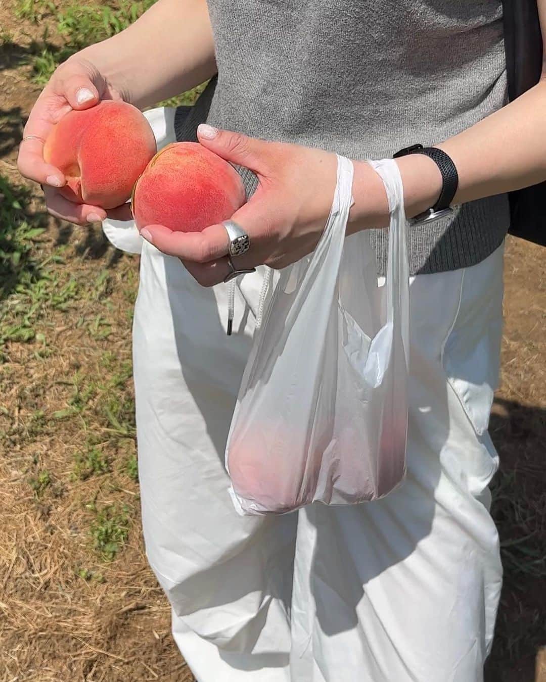 のインスタグラム：「🍑  そういえば前回のインスタライブで 「ネイル可愛い」と褒めていただいたのですが @na.na.na.na.naoya さんに お願いしました🌬️🌫️  ちゅるちゅでお気に入り☺️💓 . . .  #ootd#日々#シンプル#シンプルコーデ#メンズライク #夏コーデ#サムオム#somomandco#サムオムアンドコー#シティーポップ#シティボーイ #シティポップ#ストリートシック#ストリートコーデ #ストリート#アウトドアファッション#popey#ポパイ#cityboy#citystyle#nail#ネイル#ニューネイル#ちゅるちゅネイル」