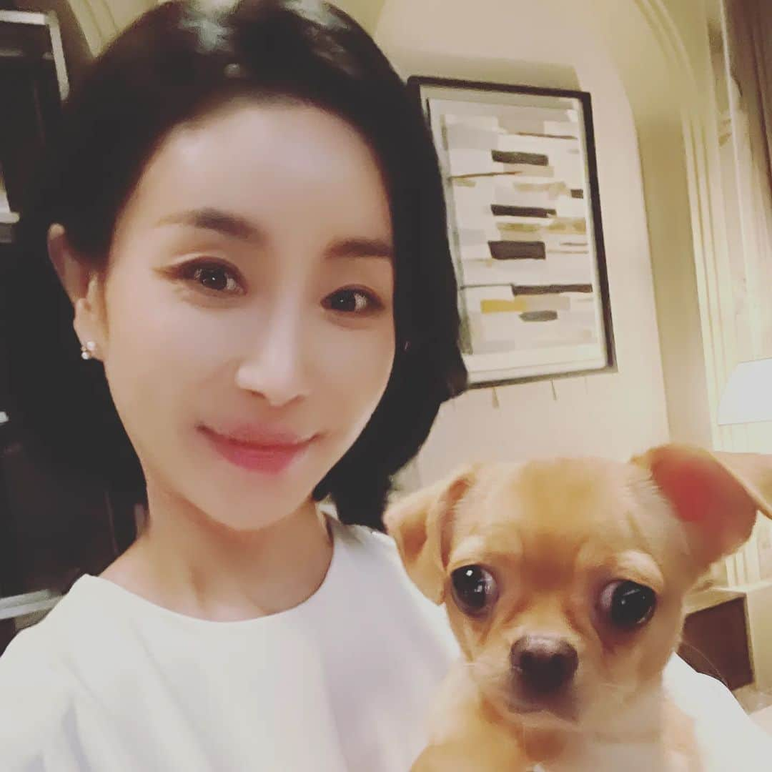 ハン・ウンジョンのインスタグラム：「우리 오이지~💗🐕 사랑스런 오이지. 물 말아먹는거 아님 주의!^^ . #아씨두리안」