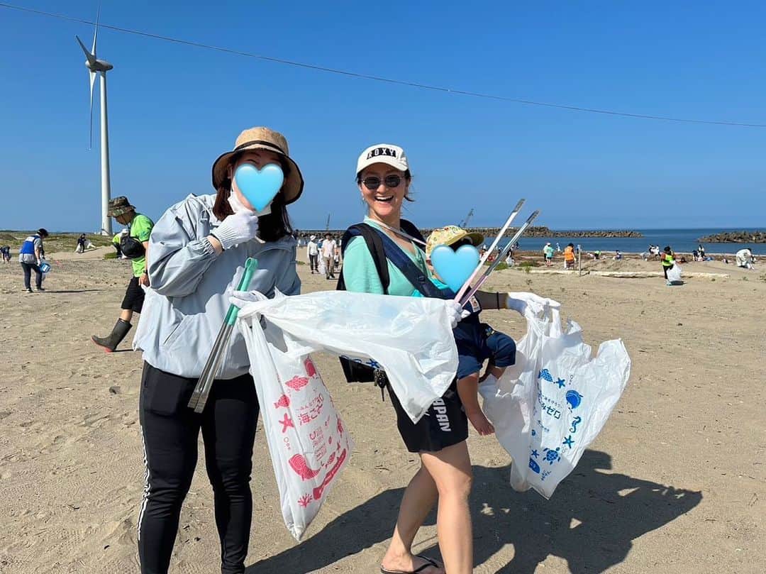 小野祐佳のインスタグラム：「We were early birds and cleaned up our beaches with huge locals. It makes me feel amazing! 🏖️ #summer #summergirl #beachday」