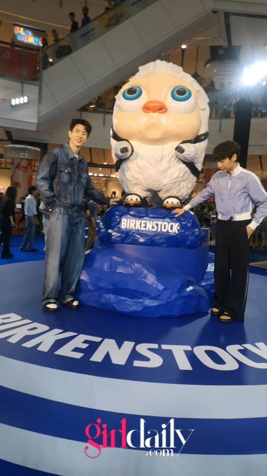 CeCi Thailandのインスタグラム：「Birkenstock ร่วมกับ แอนดี้ ศิลปินอาร์ตทอยชาวไทยหรือที่รู้จักกันในชื่อ Mr. Kreme ครีเอตโปรเจ็คท์และจัดงานอีเว้นท์สุดพิเศษ Birkenstock: Mr. Kreme Project ขึ้น โดยนำ Mushkins คาแรกเตอร์ยอดฮิตผู้ไม่เคยใส่รองเท้า มาออกแบบให้ใส่รองเท้าที่มีประวัติศาสตร์อันยาวนานของ Birkenstock พร้อมสร้างเป็นรูปปั้นที่มีความสูงกว่า 2 เมตร ตั้งอวดความคิ้วท์ภายในงาน นอกจากนี้ยังเปิดตัวรองเท้า 3 รุ่นใหม่ล่าสุดอย่าง Papillio by Birkenstock, Milano Big Buckle และ Boston อีกด้วย  #BIRKENSTOCKMUSHKIN #BIRKSWITHMRKREME #BIRKSWITHMUSHKIN」