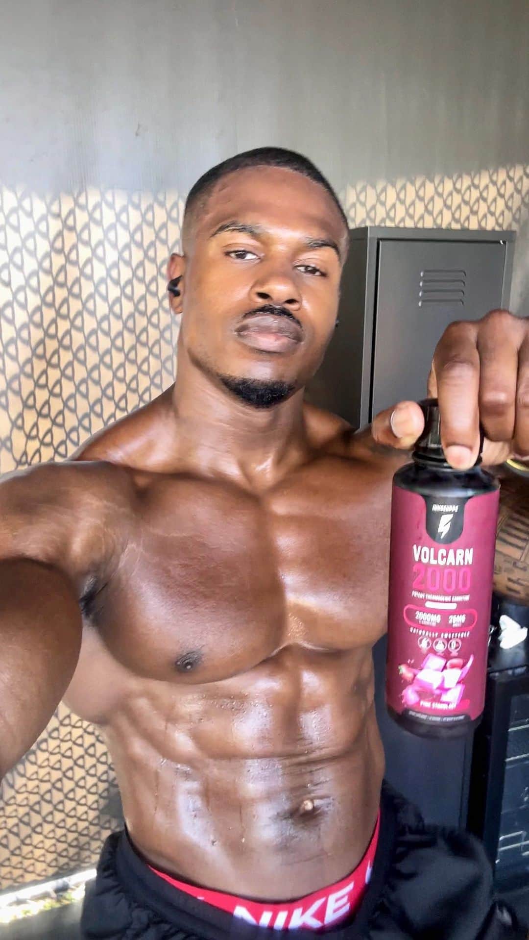 Simeon Pandaのインスタグラム：「Cardio & training in general hits different with @innosupps Volcarn 2000 🔥💦🙌🏾  Volcarn continues to be an asset in my training, when you take your workouts seriously, it’s important to have the right fuel to get you in the zone.  With Volcarn you can really feel the effects within 15 minutes of taking it, it’s the real deal!   Grab a bottle at Innosupps.com」